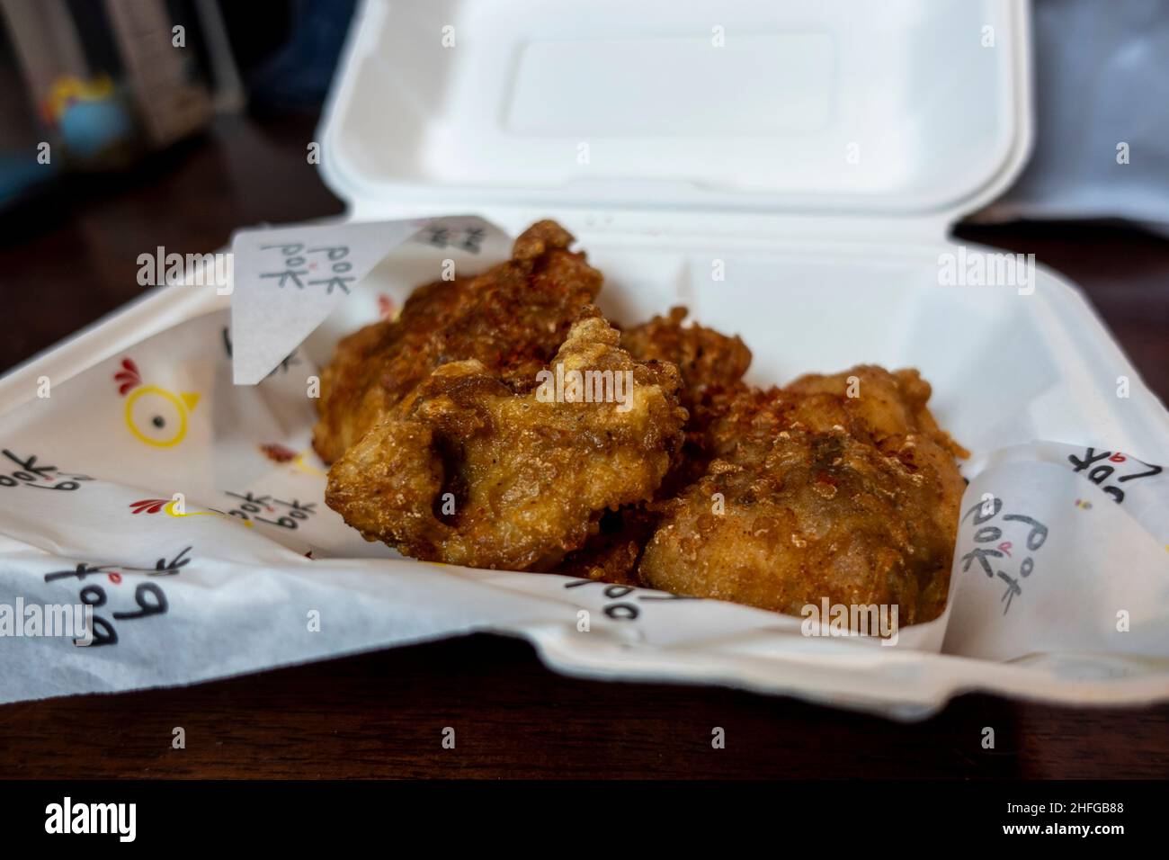 Seattle, WA USA - circa dicembre 2021: Focalizzazione selettiva sulle cosce di pollo fritto dal ristorante di pollo fritto Bok A Bok. Foto Stock