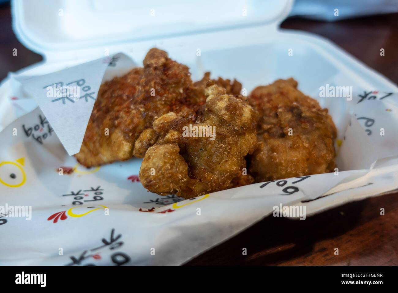Seattle, WA USA - circa dicembre 2021: Focalizzazione selettiva sulle cosce di pollo fritto dal ristorante di pollo fritto Bok A Bok. Foto Stock