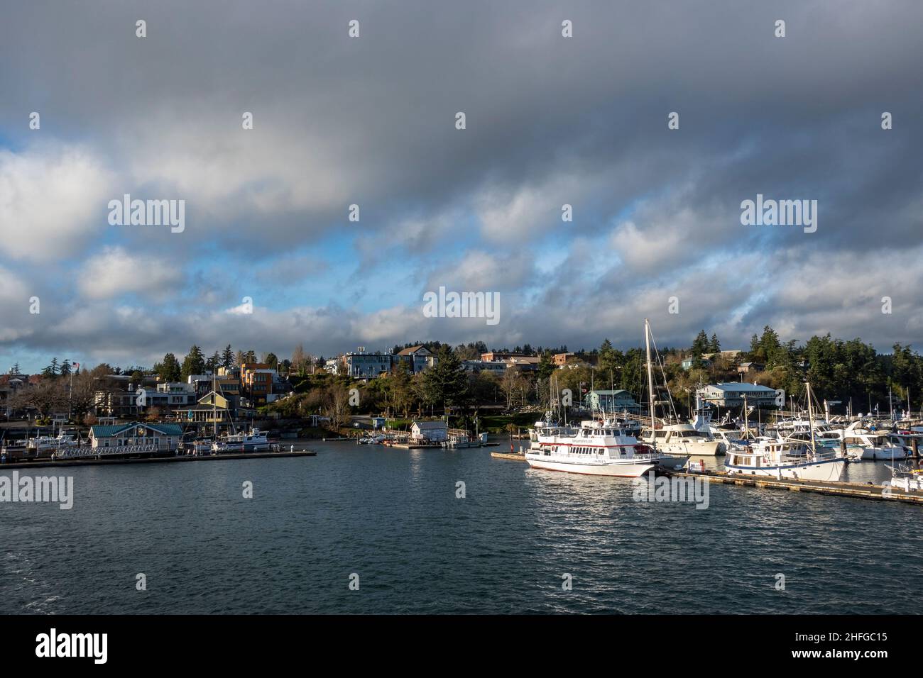Friday Harbor, WA USA - circa Novembre 2021: Vista dello splendido Friday Harbor da un traghetto dello stato di Washington in una giornata soleggiata e nuvolosa Foto Stock