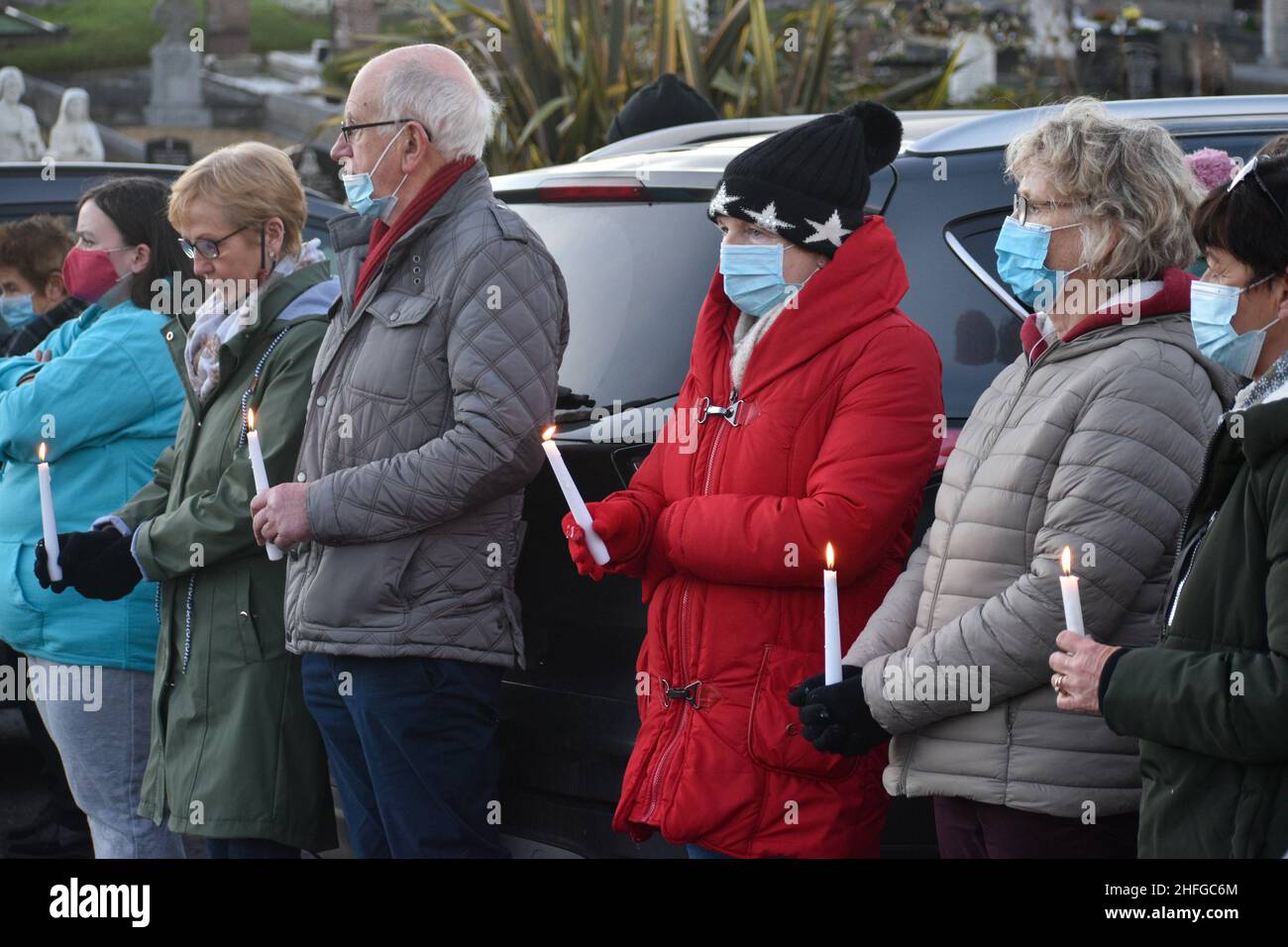 Bantry, West Cork, Irlanda. 16th Jan 2022. Circa 500 persone si sono riunite a Bantry questo pomeriggio per tenere una veglia e una passeggiata in memoria di Ashling Murphy. La sig.ra Murphy è stata trovata morta il mercoledì pomeriggio sulle rive del Canal Grande, Co. Offaly. Gardai è ancora alla ricerca del suo assassino, che rimane in grande. Credit: Karlis Dzjamko/Alamy Live News Foto Stock