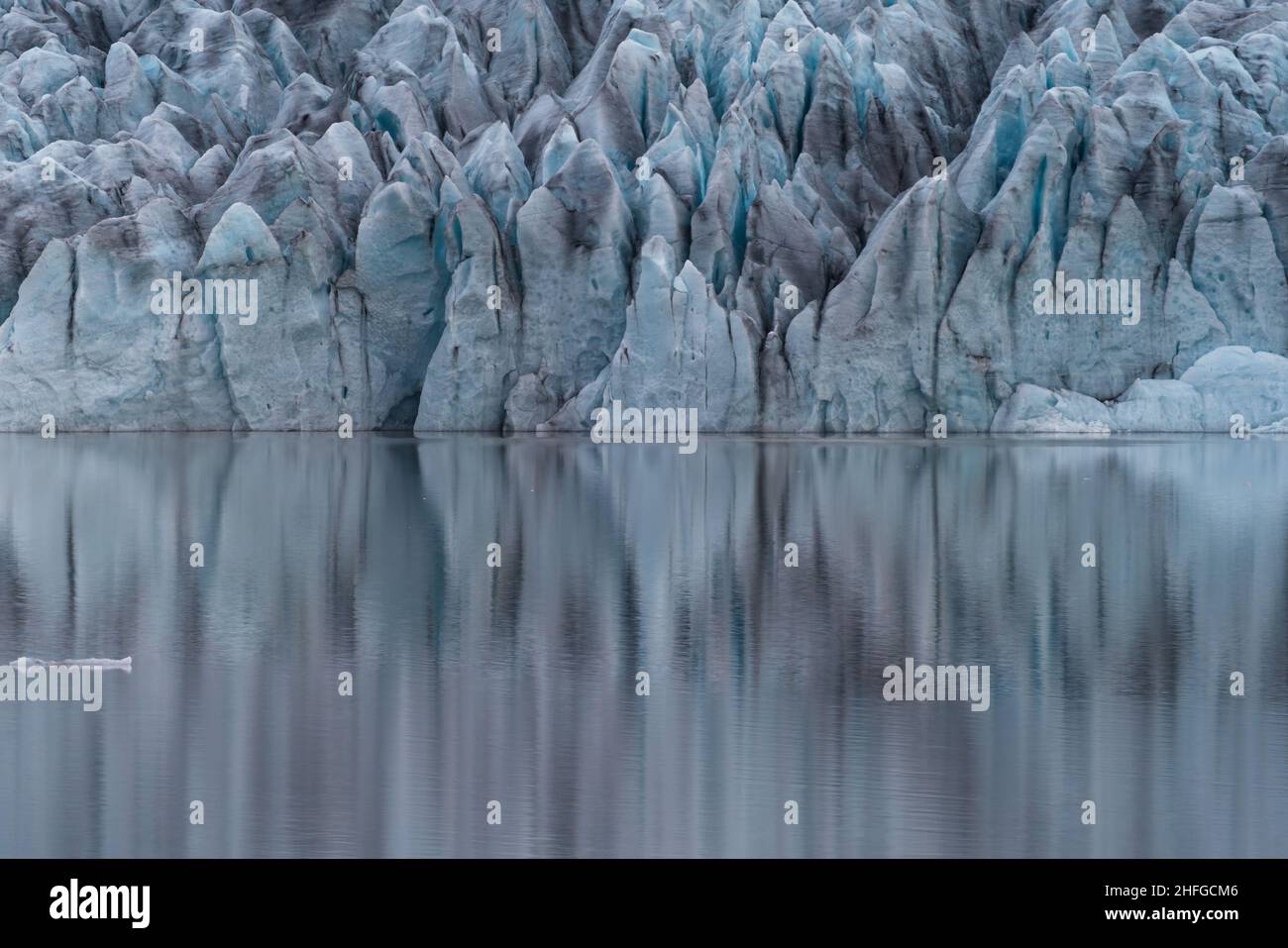 La lingua del ghiacciaio termina sul lago con riflessi Foto Stock
