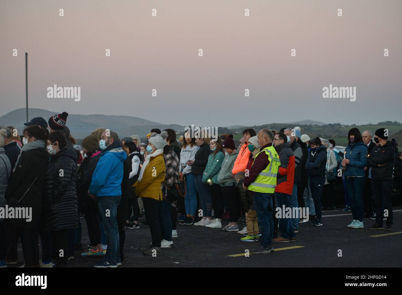 Bantry, West Cork, Irlanda. 16th Jan 2022. Circa 500 persone si sono riunite a Bantry questo pomeriggio per tenere una veglia e una passeggiata in memoria di Ashling Murphy. La sig.ra Murphy è stata trovata morta il mercoledì pomeriggio sulle rive del Canal Grande, Co. Offaly. Gardai è ancora alla ricerca del suo assassino, che rimane in grande. Credit: Karlis Dzjamko/Alamy Live News Foto Stock