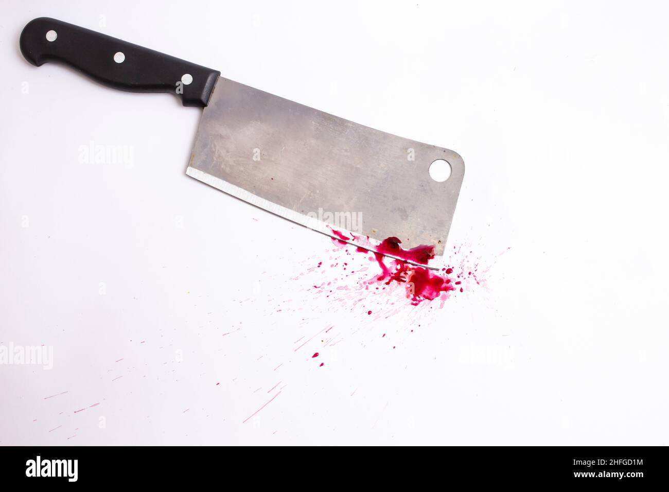 sfaldatura da cucina con spargimento di sangue isolato su sfondo bianco Foto Stock
