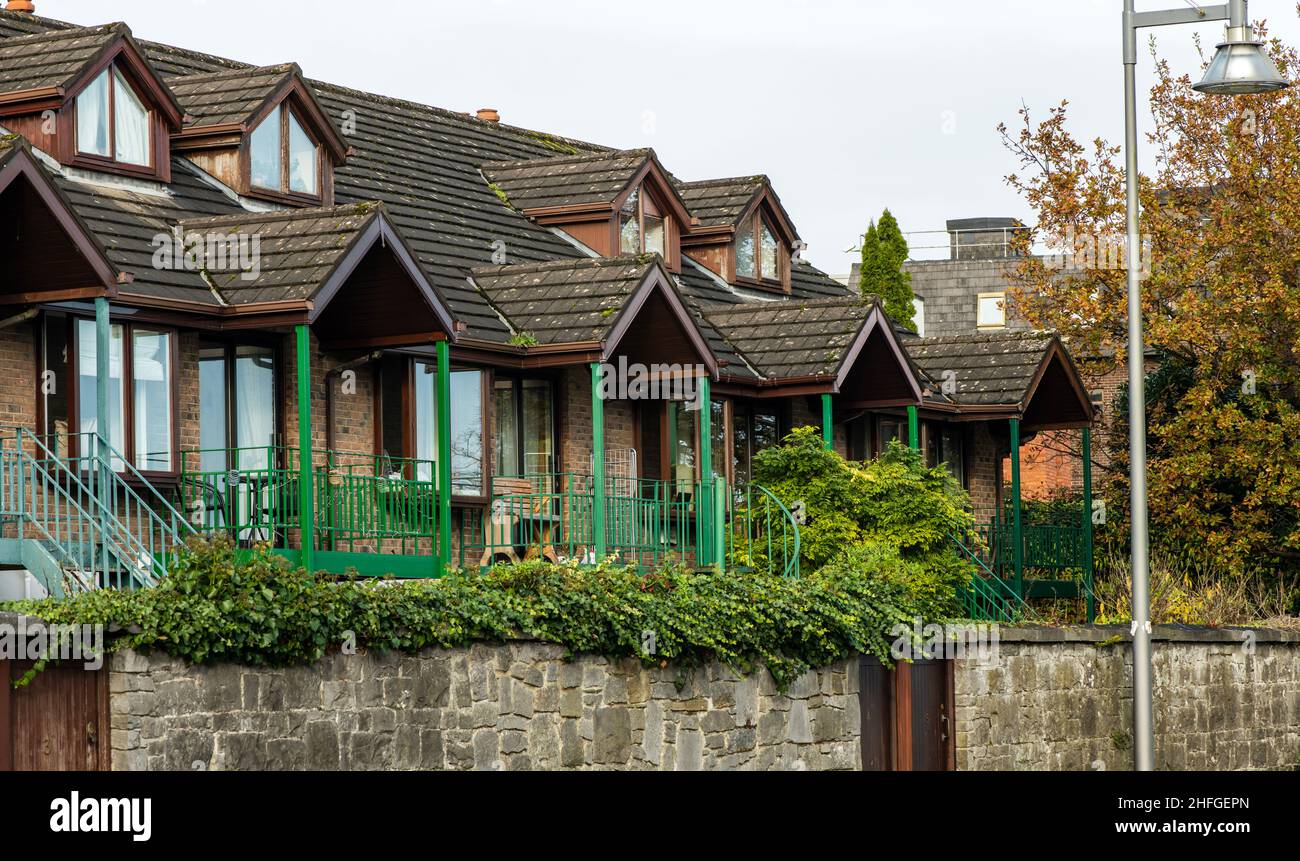 Edifici urbani diversi, altitudine e singola famiglia, con l'aggiunta di piante verdi Foto Stock
