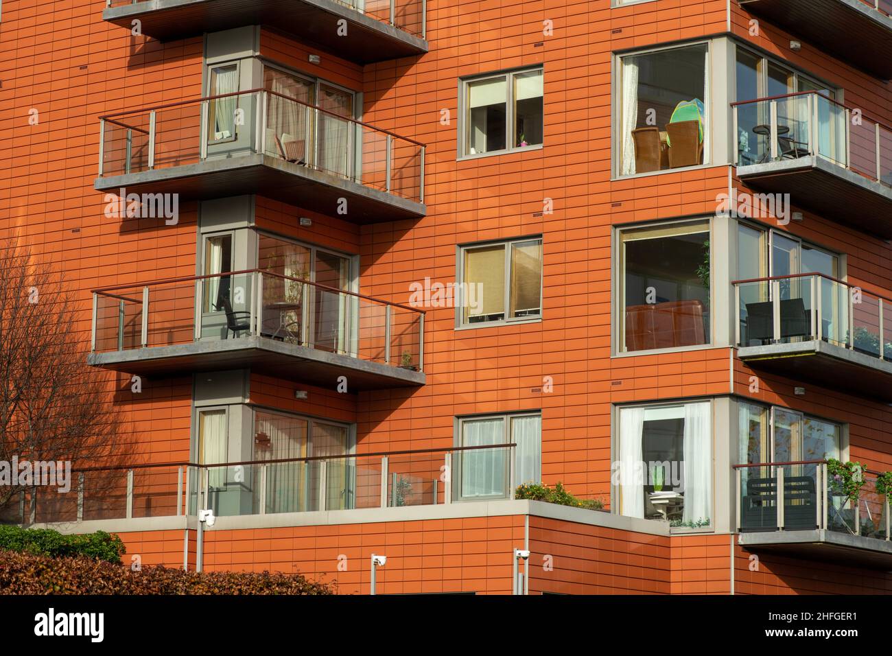 Edifici urbani diversi, altitudine e singola famiglia, con l'aggiunta di piante verdi Foto Stock