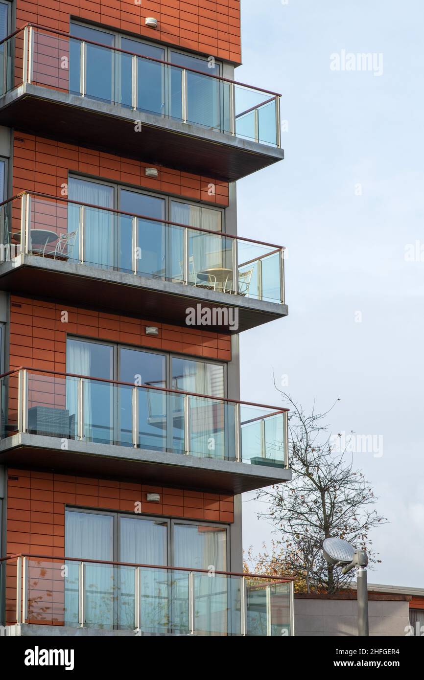 Edifici urbani diversi, altitudine e singola famiglia, con l'aggiunta di piante verdi Foto Stock