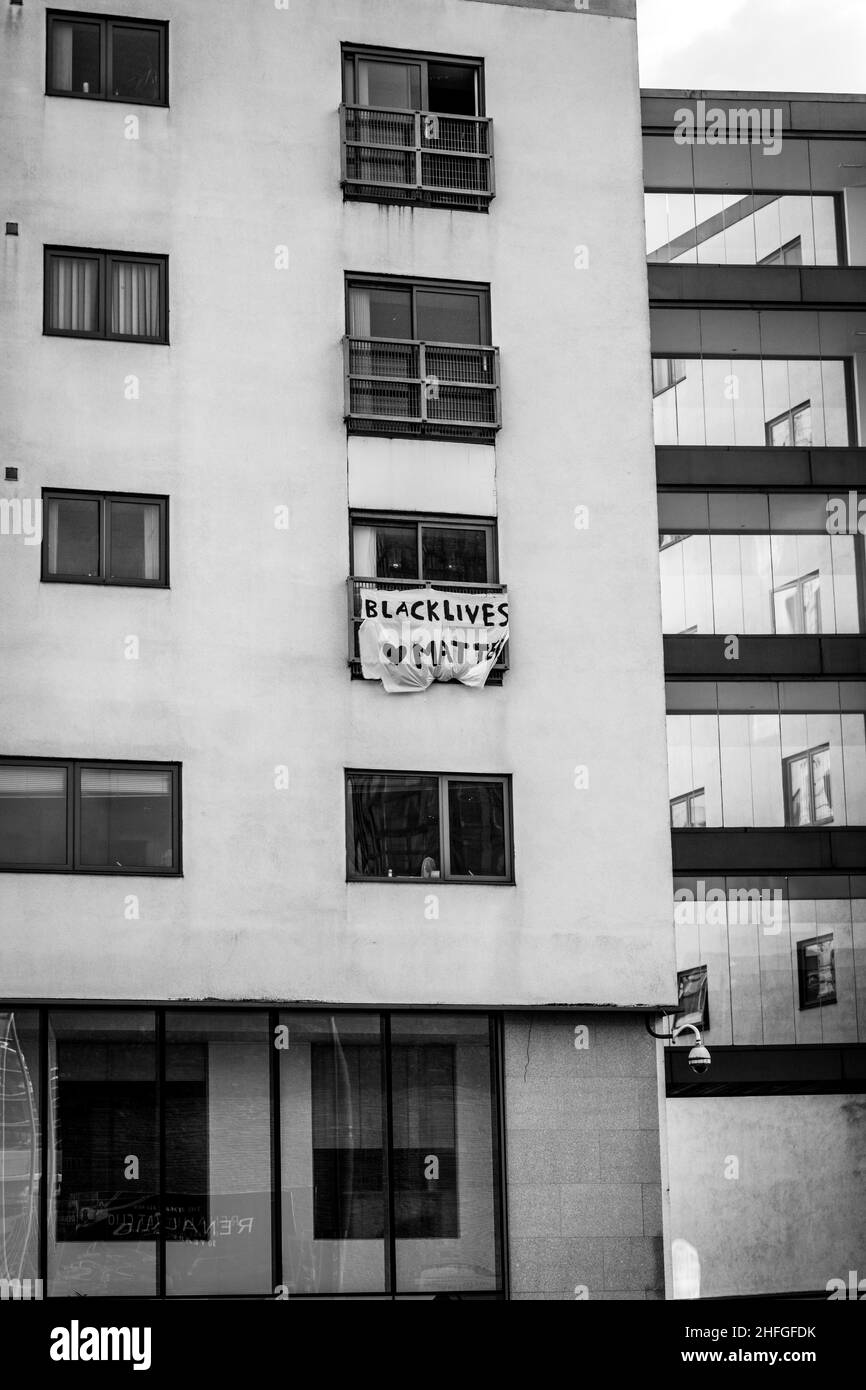 Una bandiera nera della materia della vita appesa al balcone degli appartamenti a Manchester Foto Stock