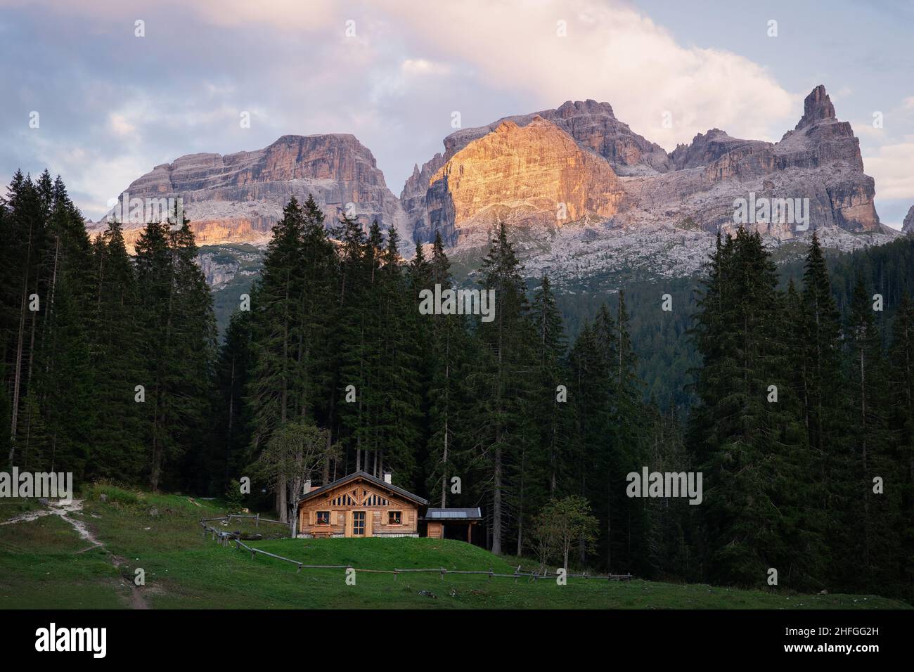 Paesaggio di montagna nelle Alpi italiane Foto Stock