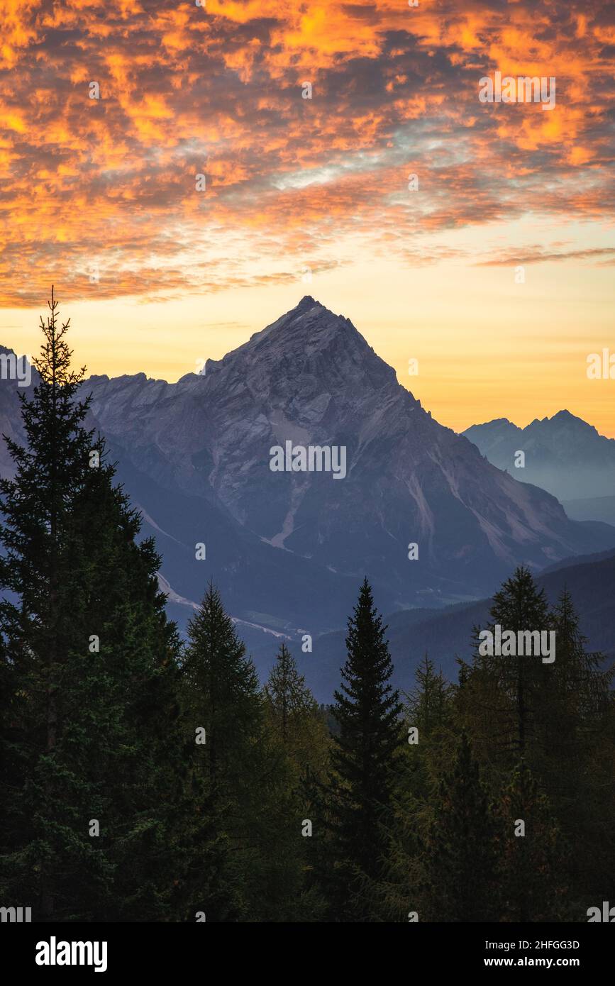 Monte Antelao al tramonto, Dolomiti, Italia Foto Stock