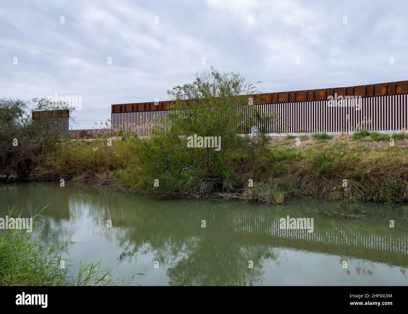 Il muro di confine USA-Messico in costruzione lungo la Rio Grande Valley. McAllen, Texas, Stati Uniti. Foto Stock
