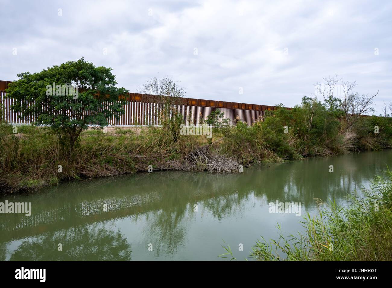 Il muro di confine USA-Messico in costruzione lungo la Rio Grande Valley. McAllen, Texas, Stati Uniti. Foto Stock