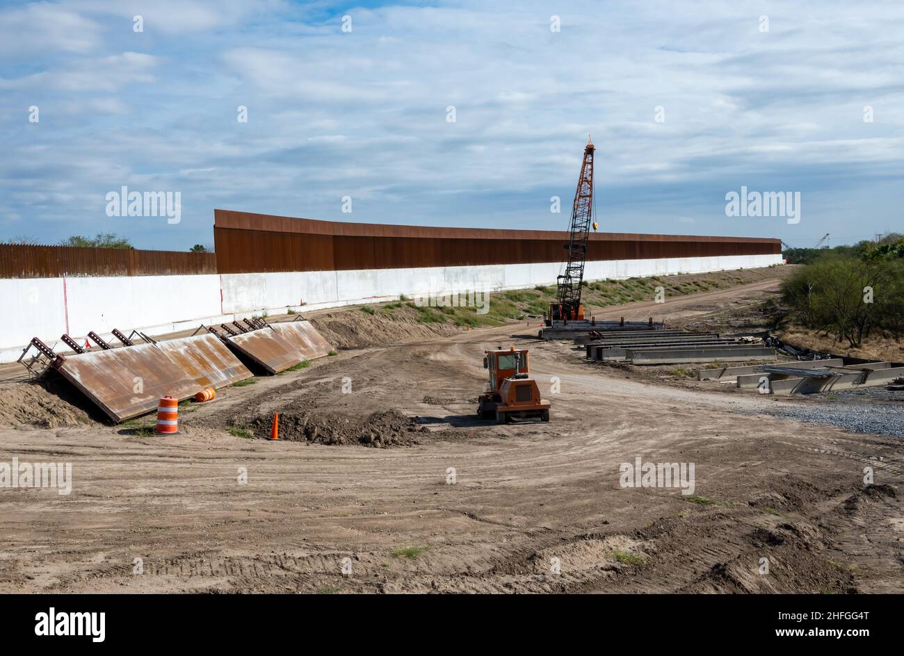 Il muro di confine tra Stati Uniti e Messico è in costruzione. McAllen, Texas, Stati Uniti. Foto Stock
