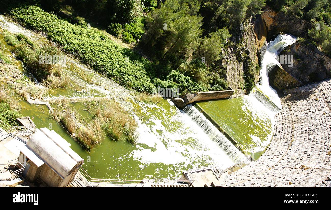 Fuoriuscita di acqua in eccesso nel serbatoio Foix a Castellet i la Gornal, Barcellona, Catalunya, Spagna, Europa Foto Stock