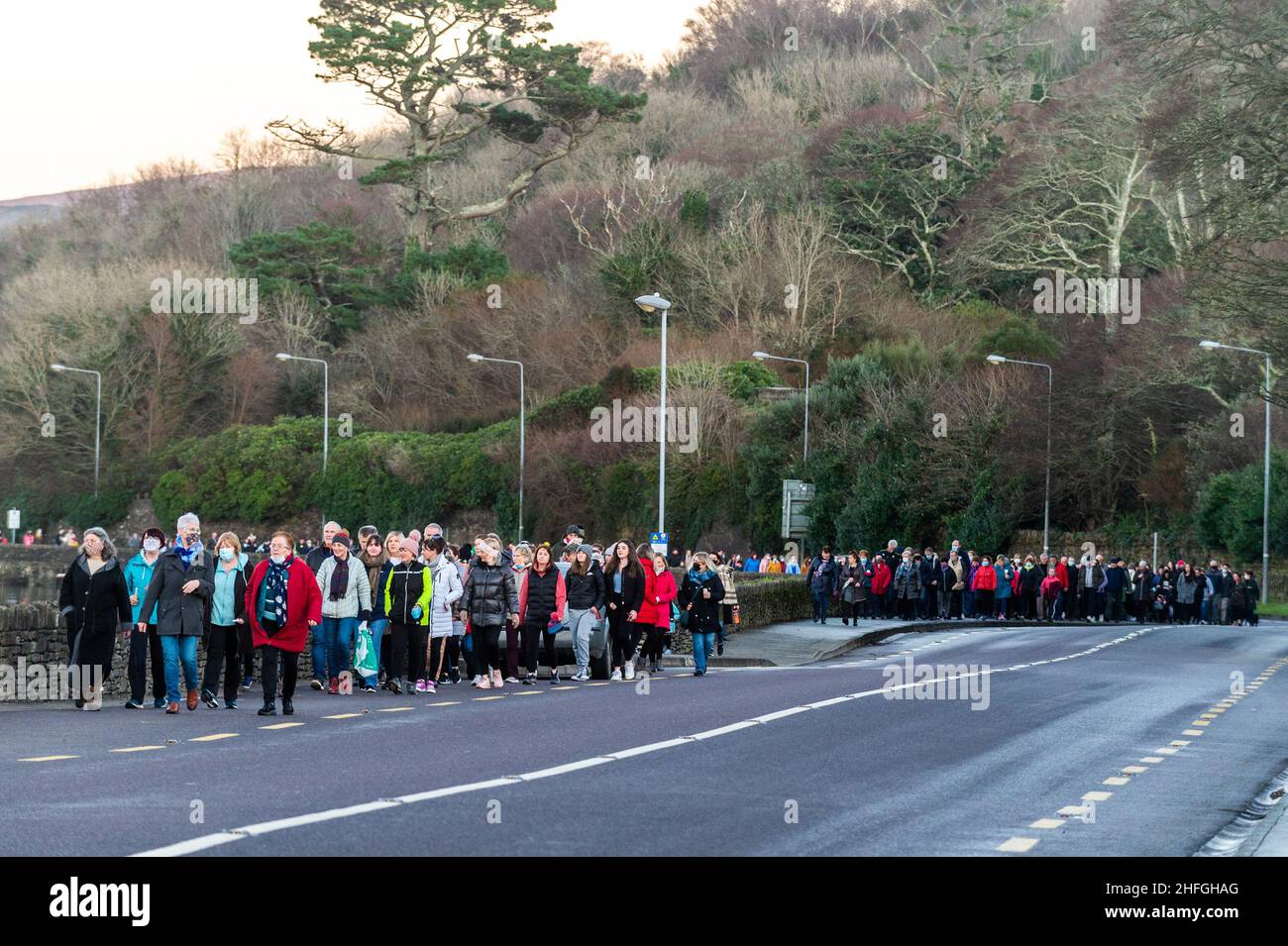 Bantry, West Cork, Irlanda. 16th Jan 2022. Nel pomeriggio, circa 400-500 persone si sono riunite a Bantry per tenere una veglia e una passeggiata in memoria di Ashling Murphy. Un silenzio di 5 minuti si tenne nel cimitero dell'Abbazia, dopo che i partecipanti vi camminarono dalla Piazza di Bantry. La sig.ra Murphy è stata trovata morta il mercoledì pomeriggio sulle rive del Canal Grande, Co. Offaly. Gardai è ancora alla ricerca del suo assassino, che rimane in grande. Credit: AG News/Alamy Live News Foto Stock