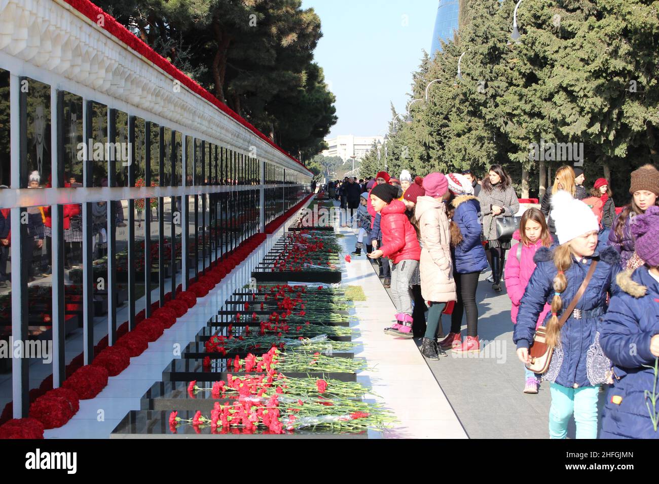 Persone che visitano il cimitero dei martiri o Shehidler Khiyabani in anniversario del 20th gennaio 1990. Baku - Azerbaigian: 19 gennaio 2018. Foto Stock