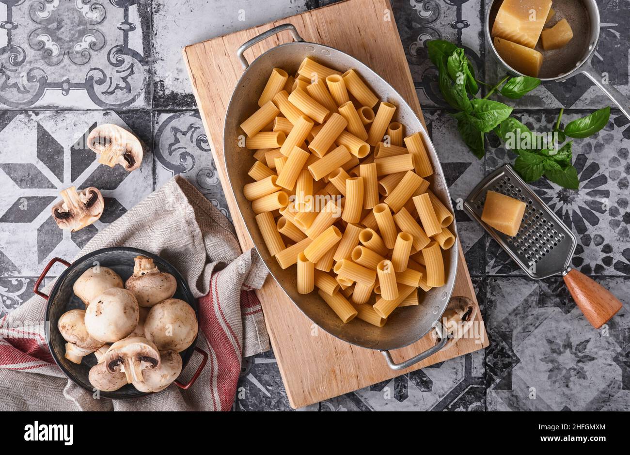 Pasta, pasta italiana. Varietà di pasta tradizionale italiana: Spaghetti colorati, tagliatelle, farfalle, penne, ptititim, noodle, fusilli, cannelloni on Foto Stock