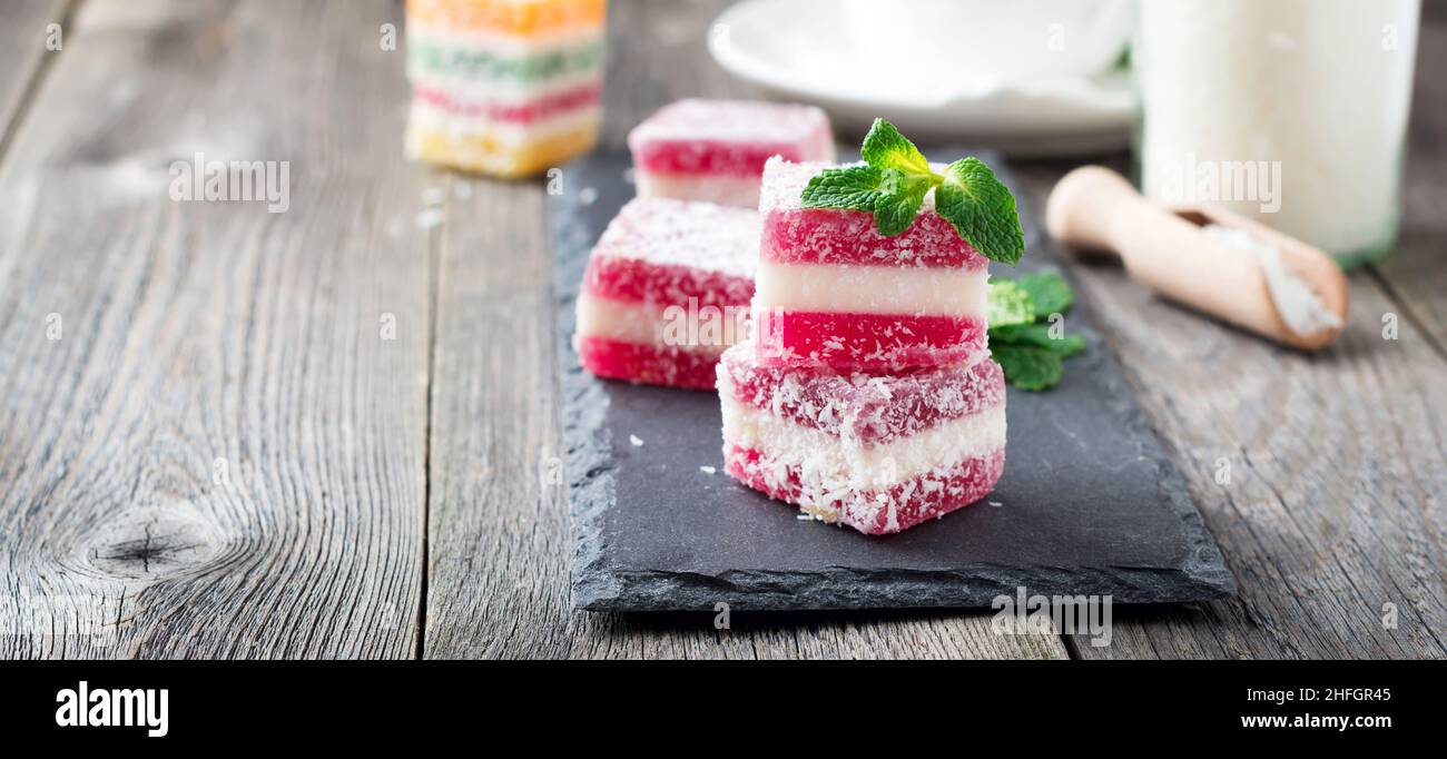 Marmellata di colore frutta con cocco sul vecchio sfondo di legno. Messa a fuoco selettiva. Foto Stock