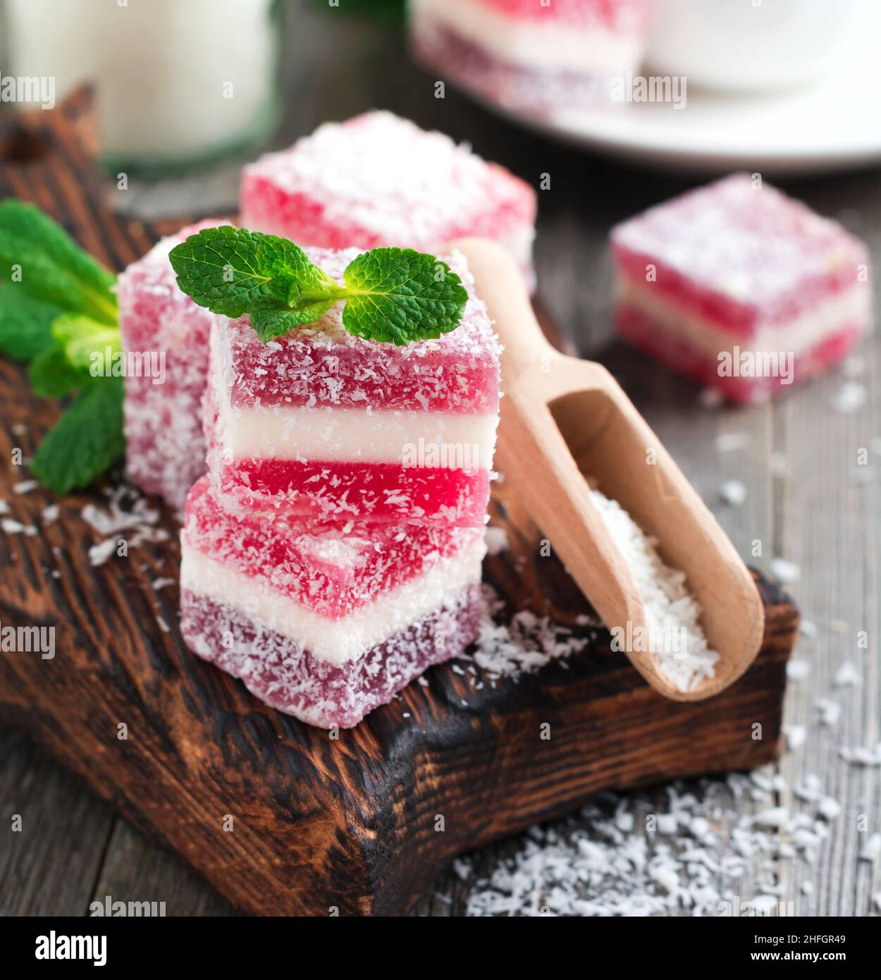 Marmellata di colore frutta con cocco sul vecchio sfondo di legno. Messa a fuoco selettiva. Foto Stock