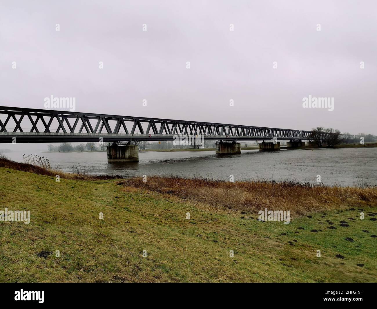 Eisenbahnbrücke über die Elbe bei Wittenberge, Prignitz, Brandeburgo Foto Stock