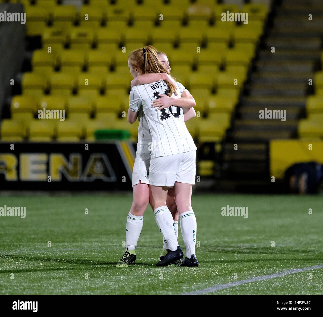 Livingston, Regno Unito. 16th Jan 2022. Tony Macaroni Arena, Livingston, Ellis Notley (Hibernian, #16) festeggia con Colette Cavanagh (Hibernian, #11) dopo la partita della Scottish Women's Premier League 1 tra Hibernian e Celtic alla Tony Macaroni Arena di Livingston, Scozia. Park's Motor Group Scottish Women's Premier League 1 Alex Todd/SPP Credit: SPP Sport Press Photo. /Alamy Live News Foto Stock