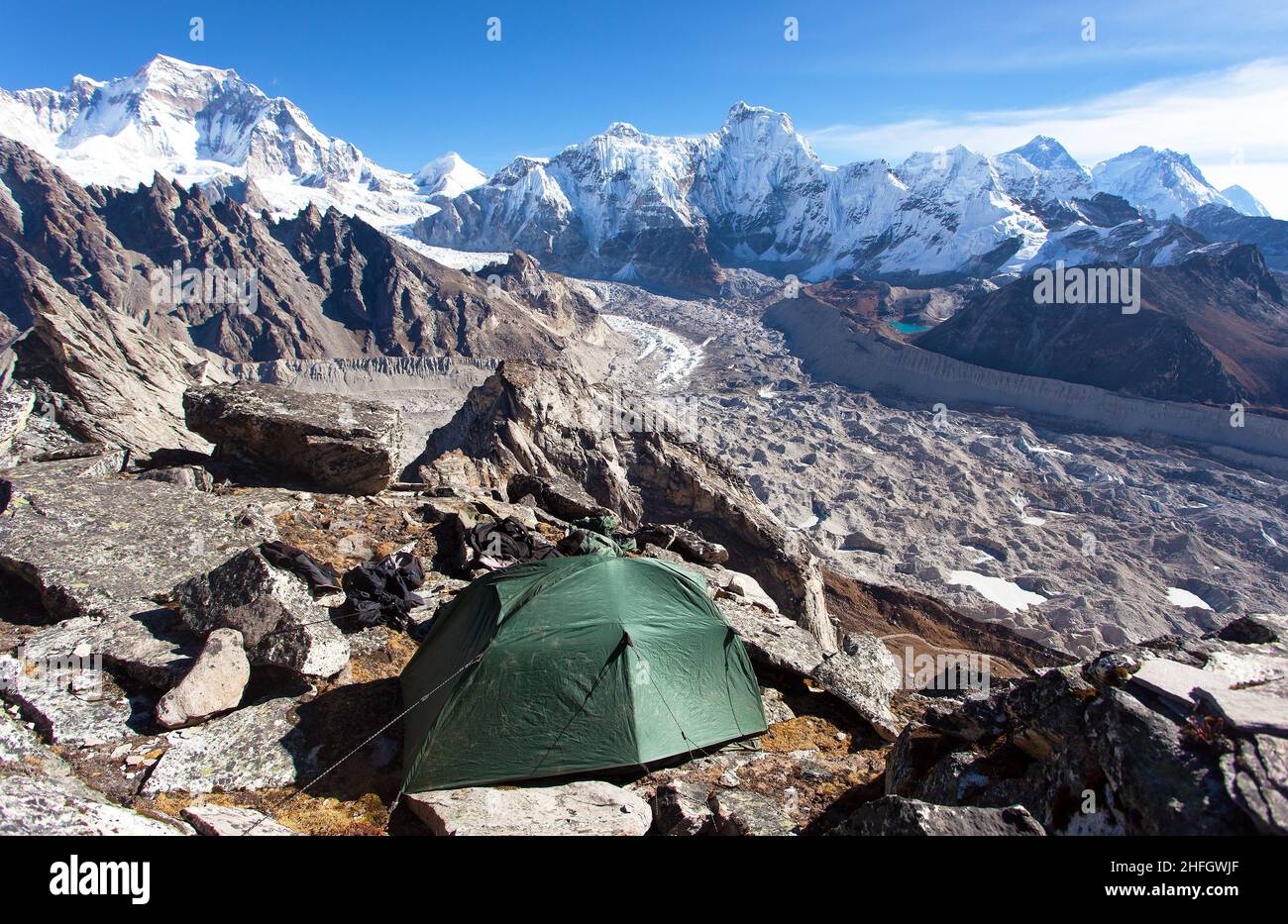 Tenda nelle montagne di Himalaya. Monte Everest dalla vetta di Gokyo e dal  ghiacciaio di Ngozumba, dalla valle di Gokyo, dal monte Himalaya del Nepal  Foto stock - Alamy
