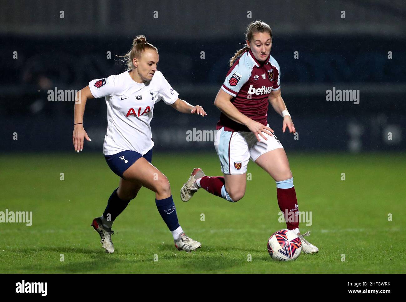 Claudia Walker del West Ham United (a destra) e Tottenham Hotspur's Molly Bartrip combattono per la palla durante la partita della Barclays fa Women's Super League al The Hive, Barnett. Data foto: Domenica 16 gennaio 2022. Foto Stock