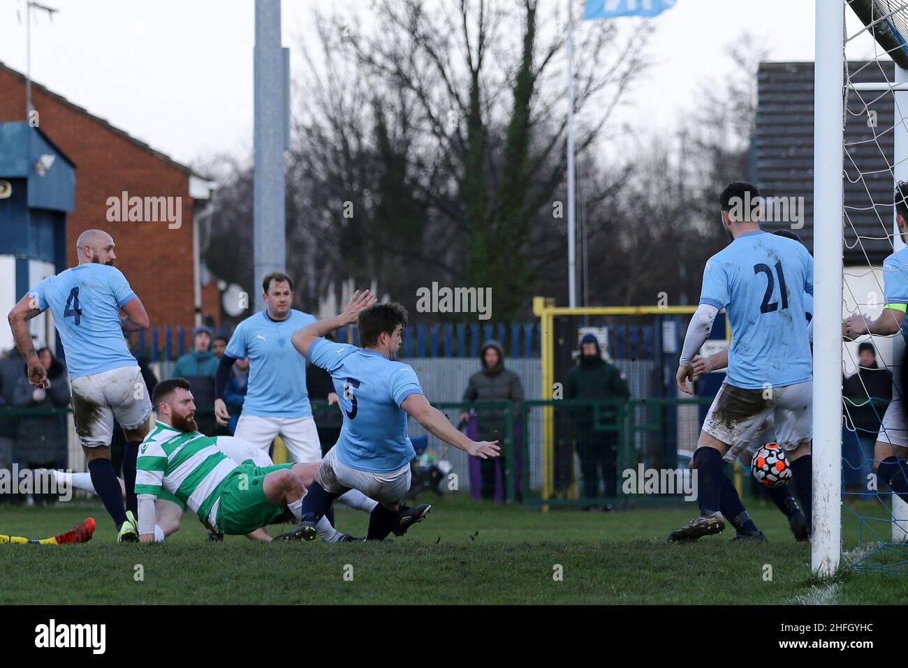 La partita della fa National Sunday Cup tra il Dock AFC e il Campfield FC alla Prahbu Ventures Ltd. Arena di Camell Laird FC, Birkenhead domenica 16th gennaio 202 Foto Stock