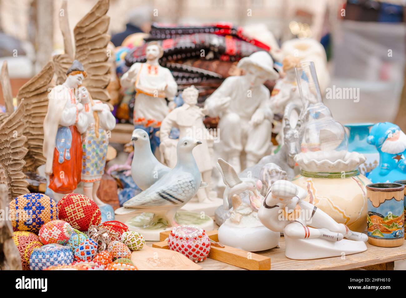 Lviv, Ucraina - 08.01.2022 : figurine di porcellana d'epoca sul mercato delle pulci. Vecchie figurine sovietiche del periodo dell'urss, cimeli da collezione. Deco vintage Foto Stock