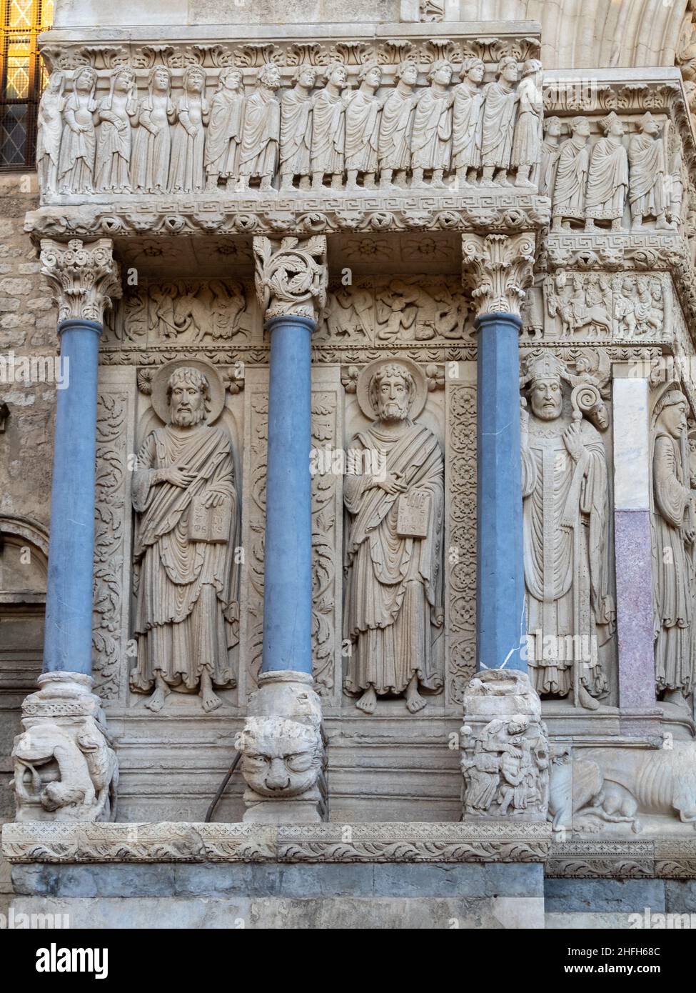 St Trophime Chiesa particolare del lato sinistro del portale ovest, Arles Foto Stock