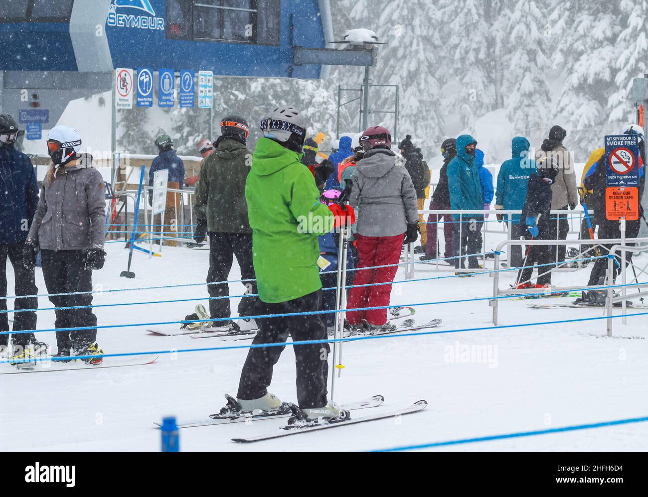 Sciatori nella regione sciistica in fila di fronte a un impianto di risalita presso la stazione sciistica di Mt Seymour BC, Canada-Febbraio 4,2021. Vista sulla strada, foto di viaggio, Foto Stock