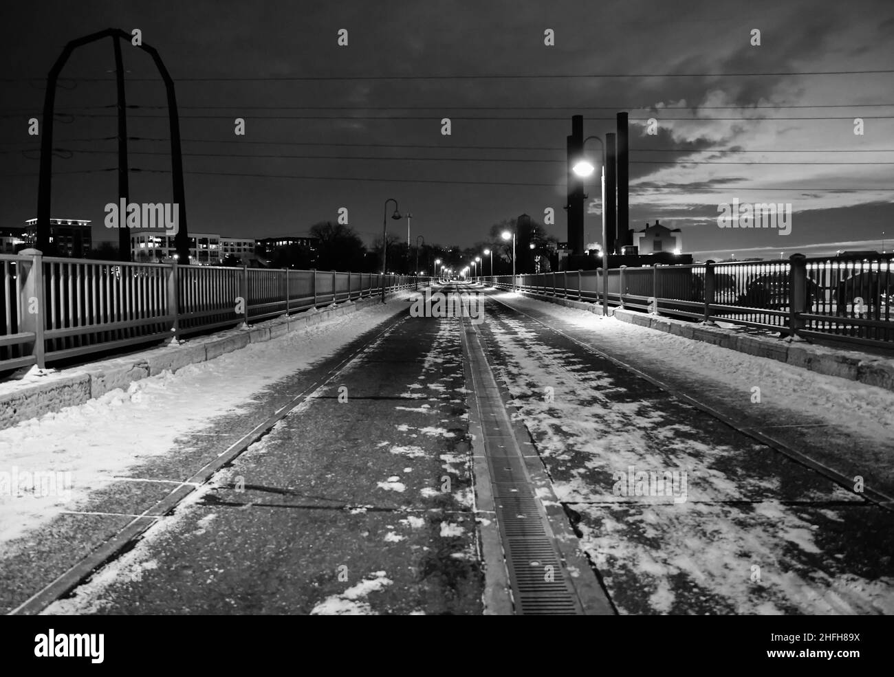 Sentiero escursionistico invernale passerella attraverso il parco Foto Stock