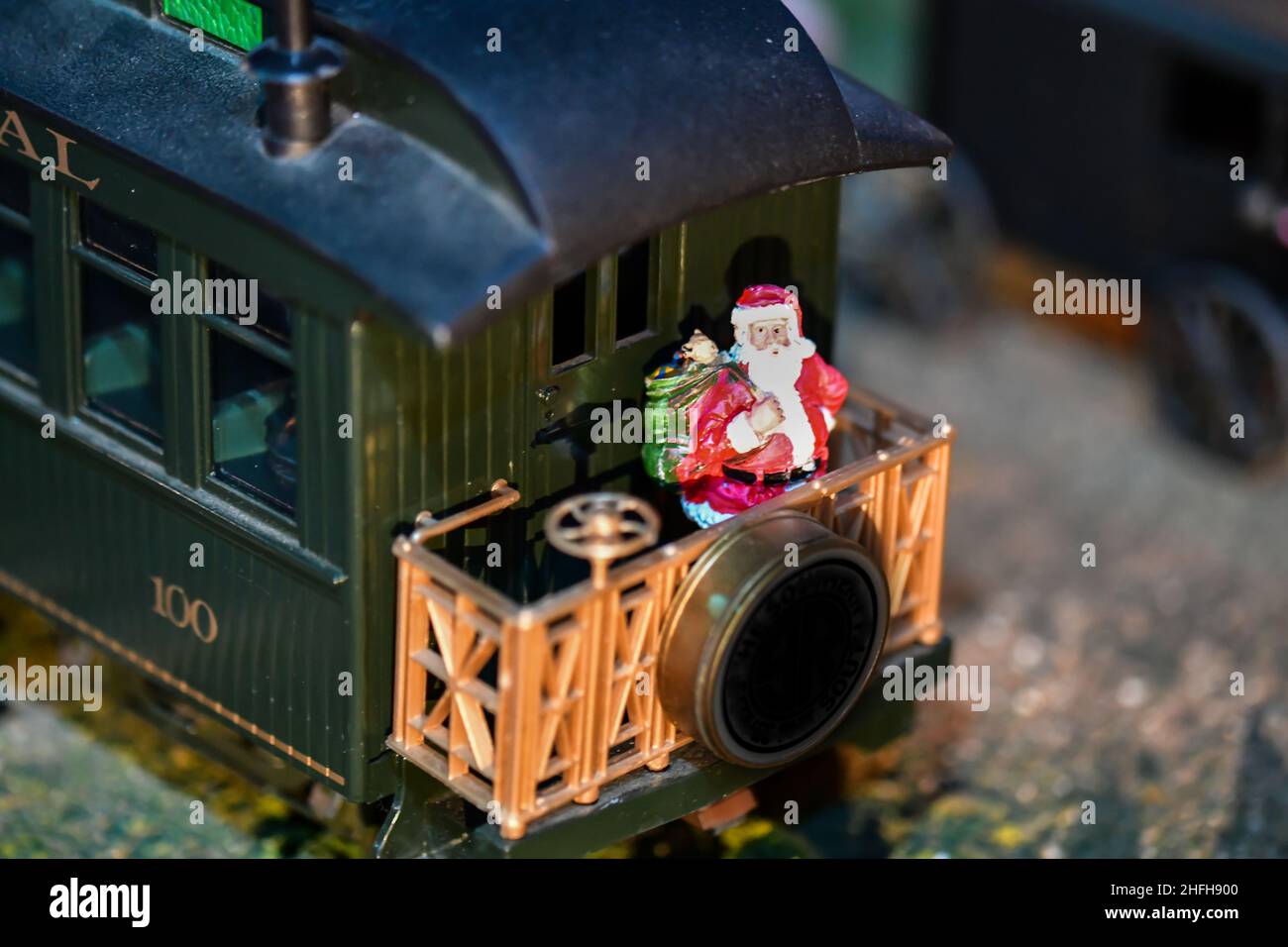 Decorazioni natalizie sul set di treni giocattolo modello Foto Stock