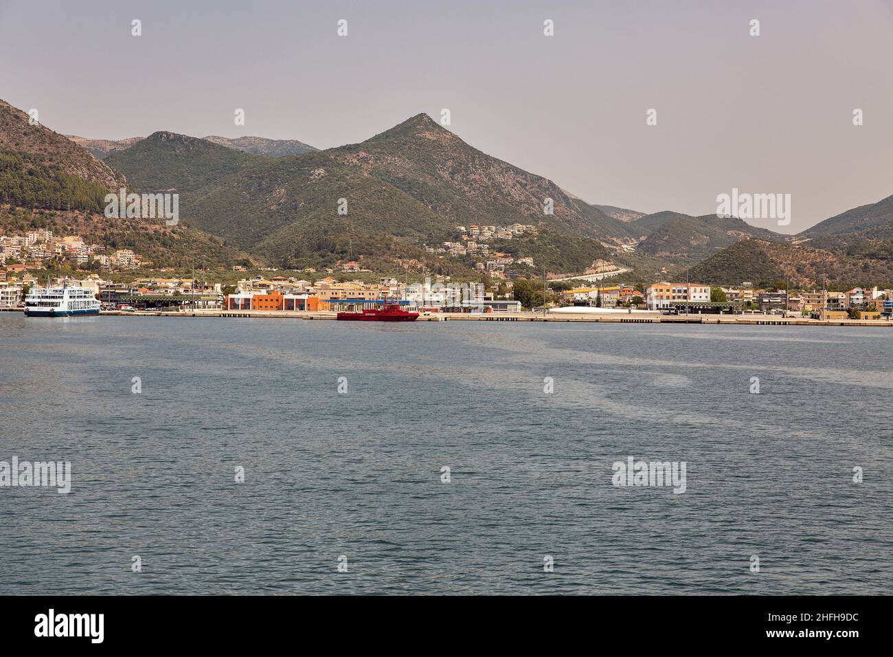 Igoumenitsa, Grecia - 10 agosto 2021: Paesaggio urbano con porto passeggeri. È il porto principale di THESPROTIA ed Epiro, ed è uno dei passeggeri più grandi Foto Stock