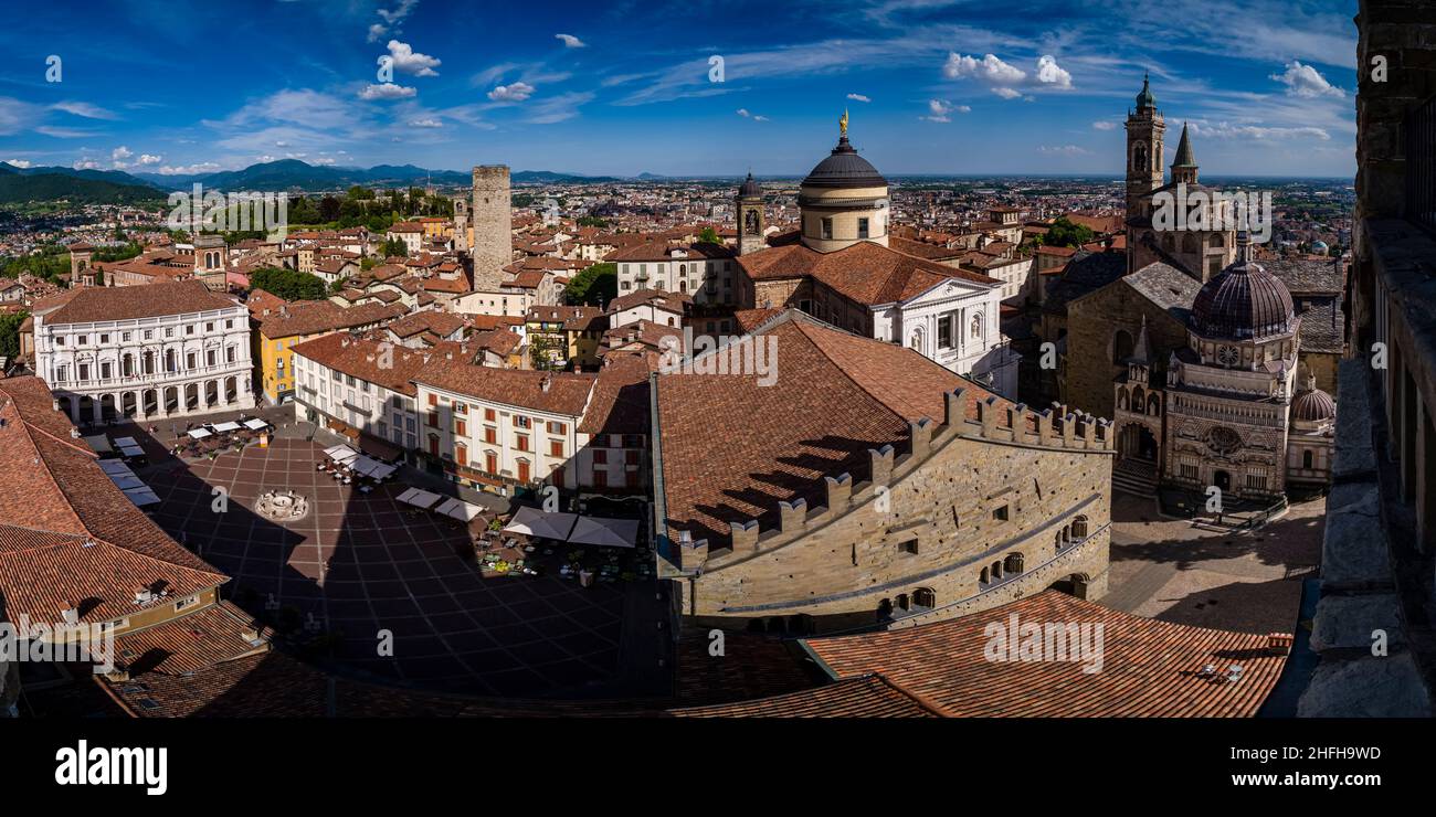 Vista aerea panoramica dalla torre Campanone con le chiese Basilica di Santa Maria maggiore, Cattedrale di Bergamo e Cappella Colleoni. Foto Stock