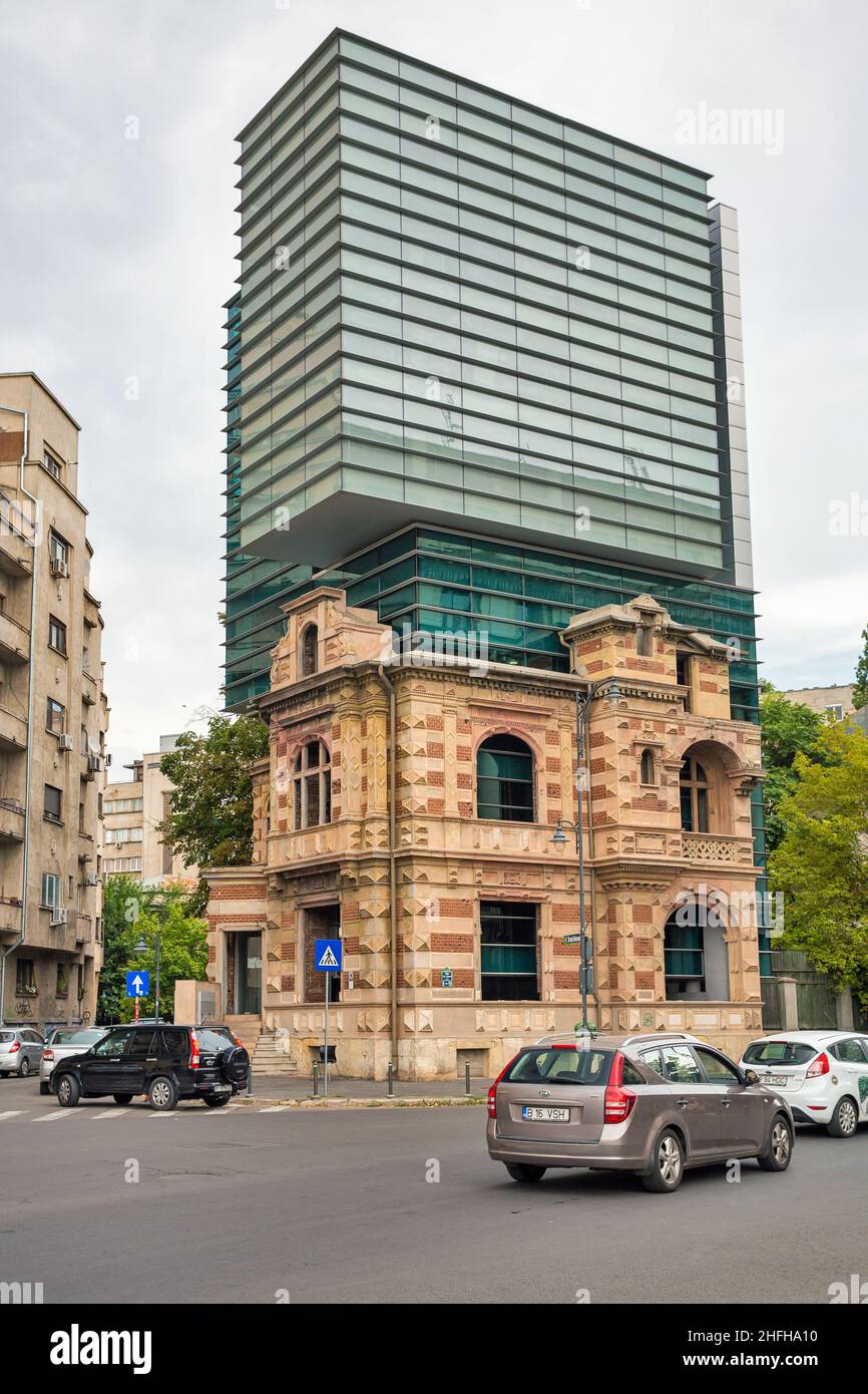 Bucarest, Romania - 12 agosto 2021: McKinsey e sede centrale dell'Unione degli Architetti nazionali (UAR) in centro. Vetro moderno Foto Stock
