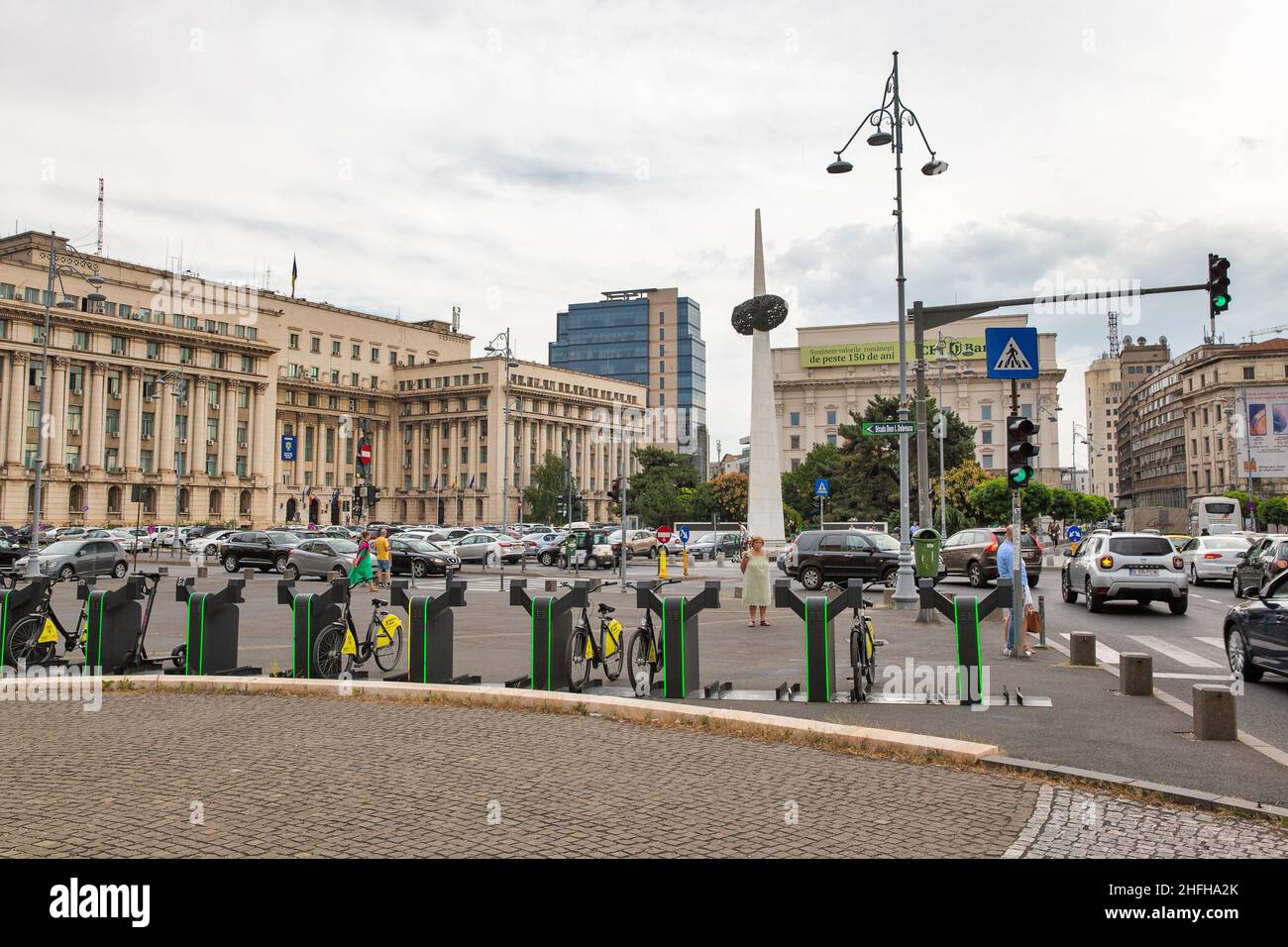 Bucarest, Romania - 12 agosto 2021: La gente cammina lungo Piazza della Rivoluzione nel centro. E' una delle piazze più importanti dove molte persone sono morte Foto Stock