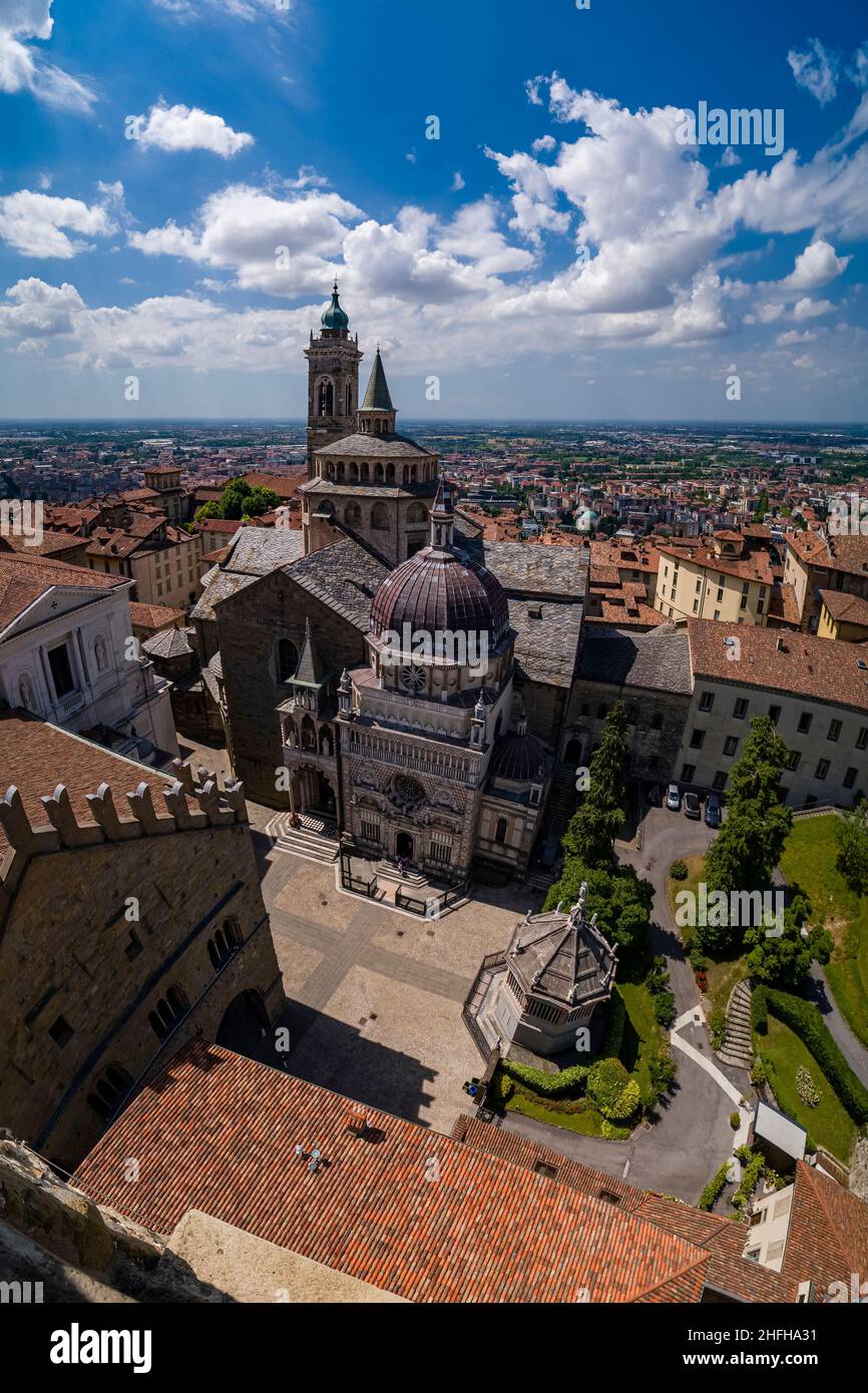 Vista aerea dalla torre Campanone con le chiese Basilica di Santa Maria maggiore e Cappella Colleoni. Foto Stock