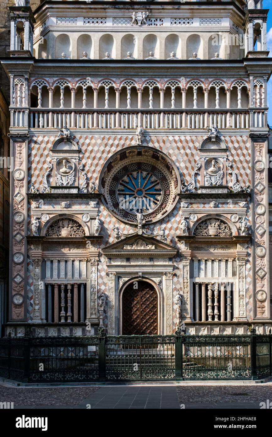 La facciata della Cappella Colleoni, parte della chiesa Basilica di Santa Maria maggiore, vista da Piazza Duomo. Foto Stock