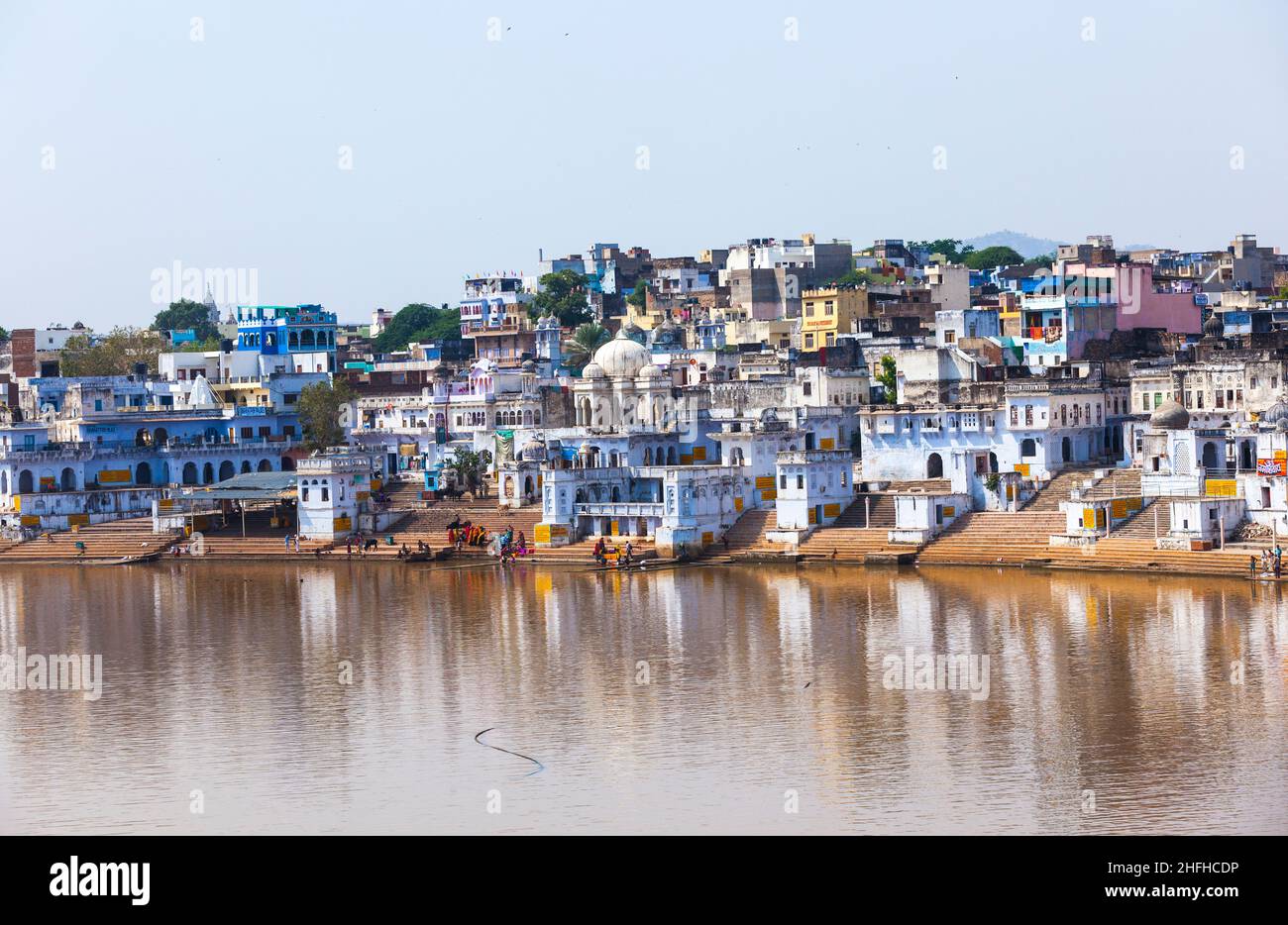 Vista della città di Pushkar con famosi Ghats il 20,2012 ottobre a Pushkar, Rajasthan, India. Foto Stock