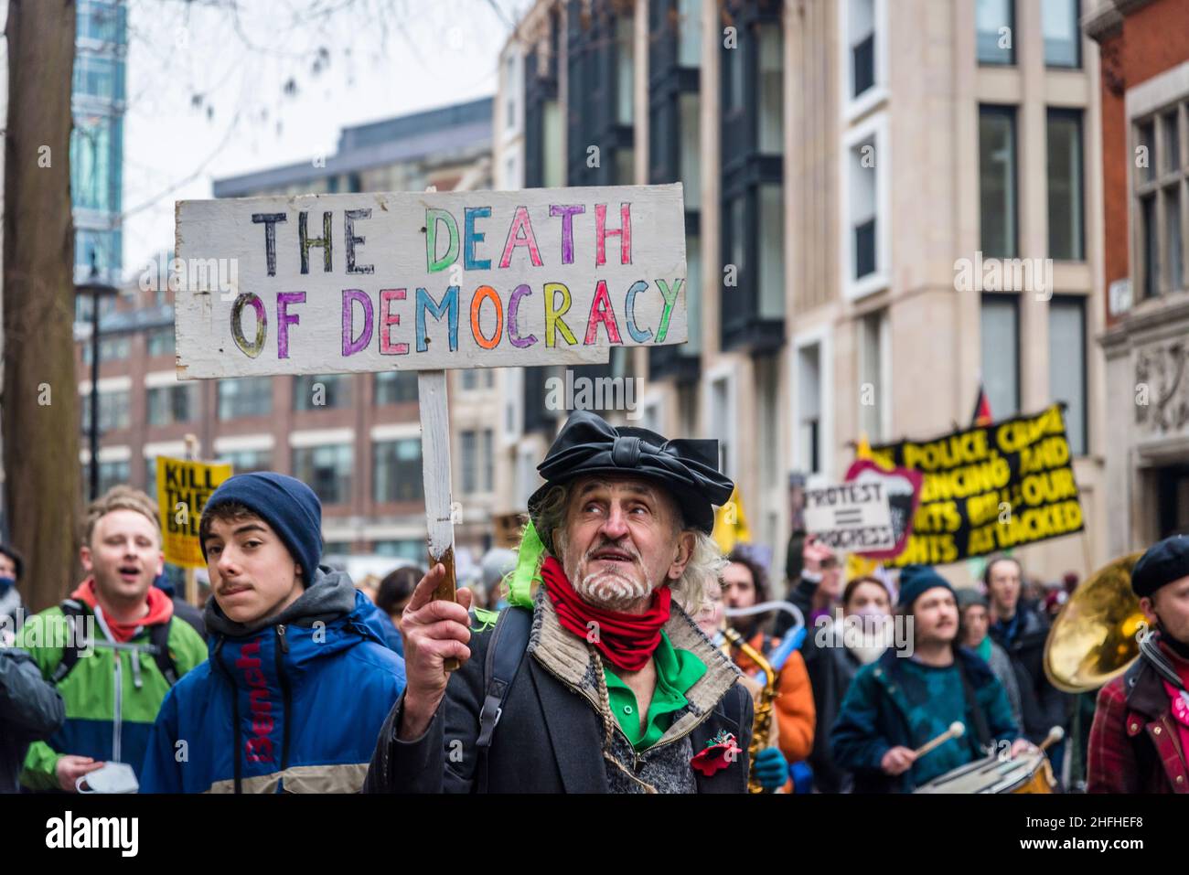 Protestante con la scritta "la morte della democrazia” alla manifestazione "uccidere la legge” nel centro di Londra, prima di un voto alla Camera dei Lord. Il disegno di legge sulla polizia, il crimine, le condanne e i tribunali minaccia il diritto di protestare. Londra, Inghilterra, Regno Unito 15.01.2022 Foto Stock