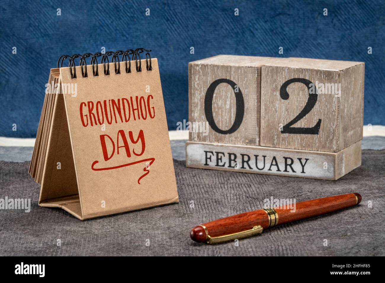 Groundhog Day, 2nd febbraio - calligrafia e calendario a blocchi di legno, tradizione americana che celebra la previsione meteo fatta da un groundhog Foto Stock