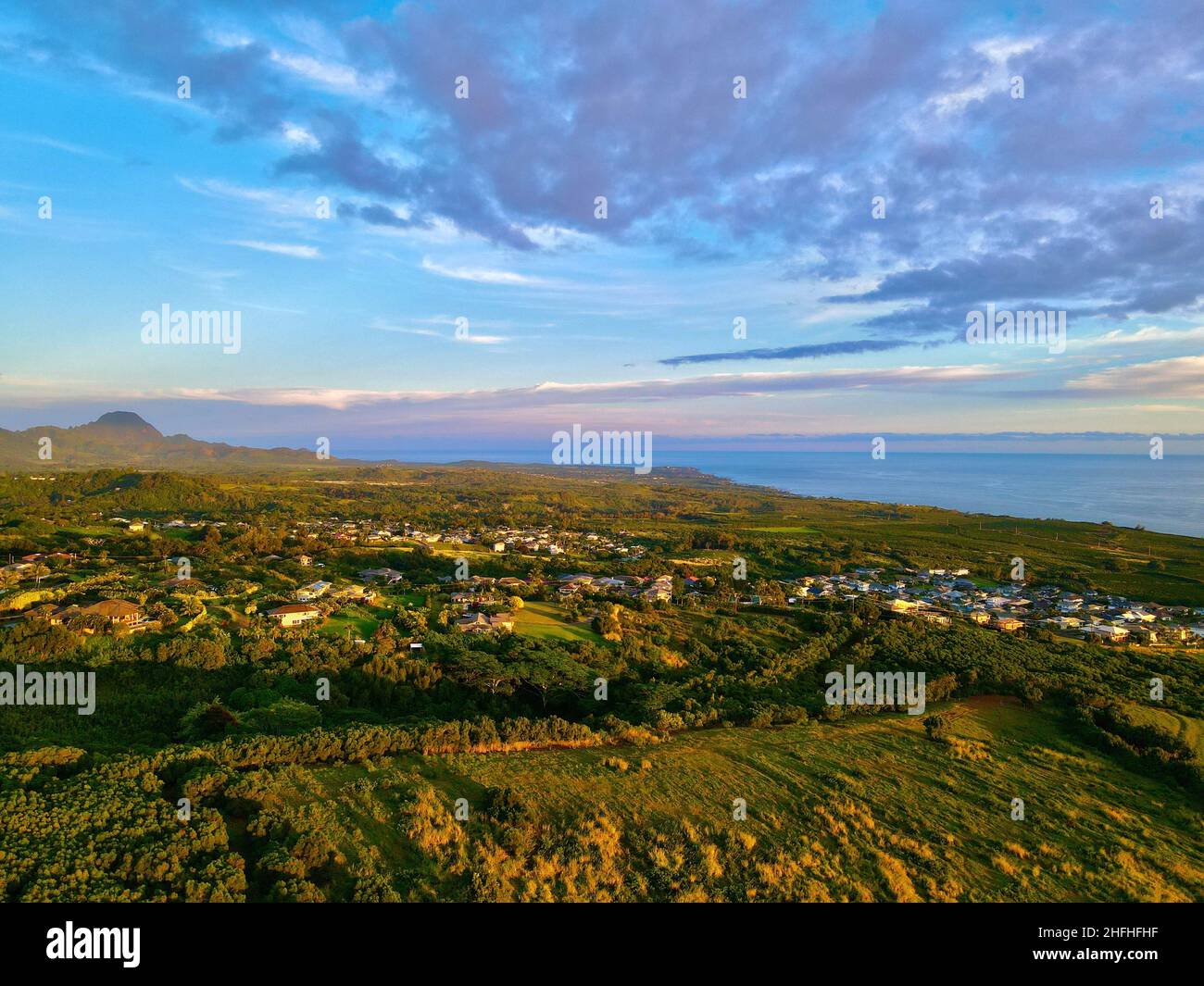 Riva sud di Kauai visto da un drone sopra il campo da golf di Kukuiolono che punta verso il monte Haupu Foto Stock