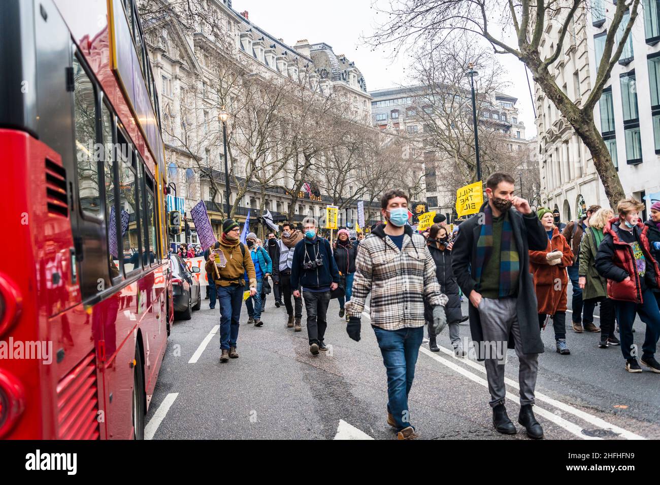 I manifestanti bloccano il traffico durante la manifestazione "Kill the Bill” nel centro di Londra prima di un voto alla Camera dei Lord. Il disegno di legge sulla polizia, il crimine, le condanne e i tribunali minaccia il diritto di protestare. Londra, Inghilterra, Regno Unito 15.01.2022 Foto Stock