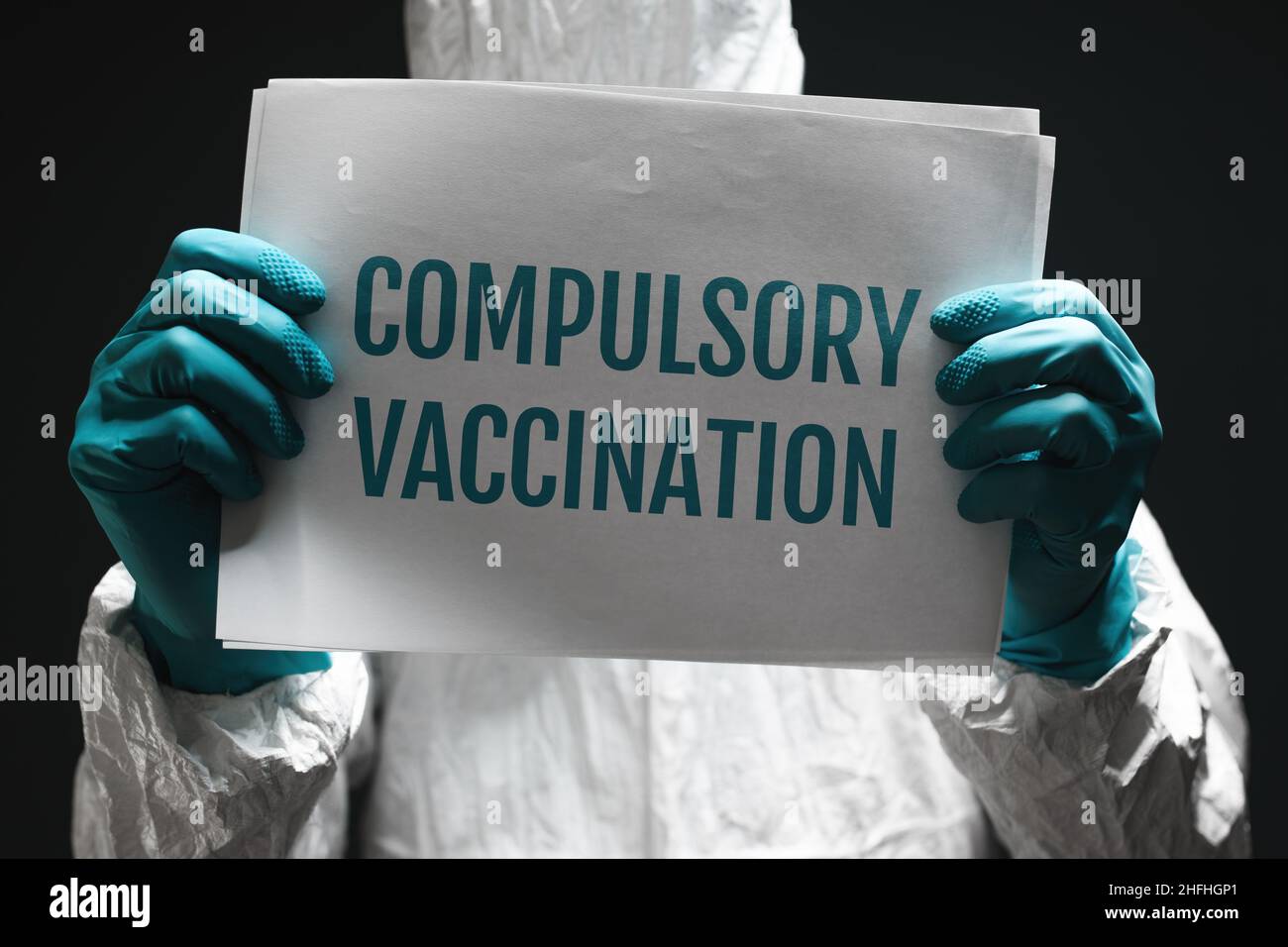 Nota sulla vaccinazione obbligatoria sul poster, documento di supporto dell'operatore medico con testo, fuoco selettivo Foto Stock
