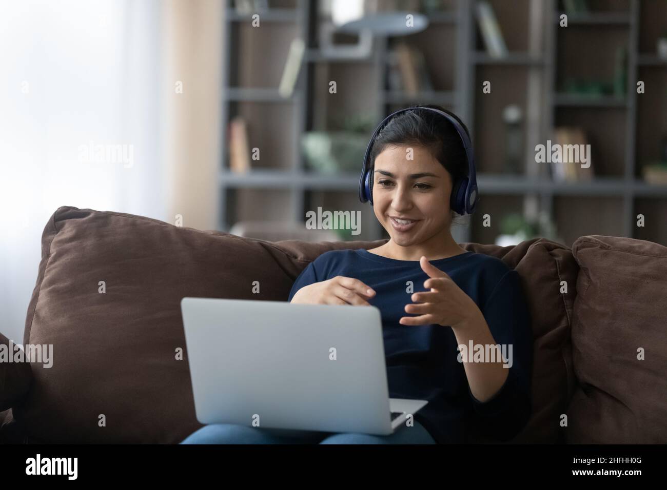 Felice giovane donna indiana che tiene una videochiamata conversazione. Foto Stock