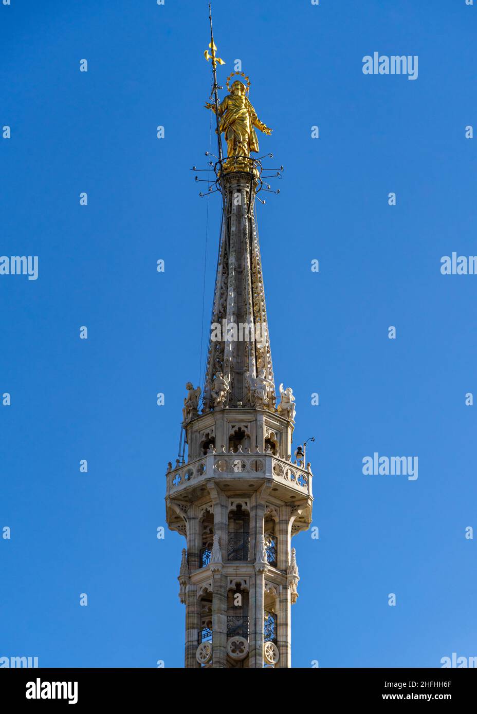 Statua della Madonna d'oro (Madonnina) in cima alla cattedrale di Milano Foto Stock
