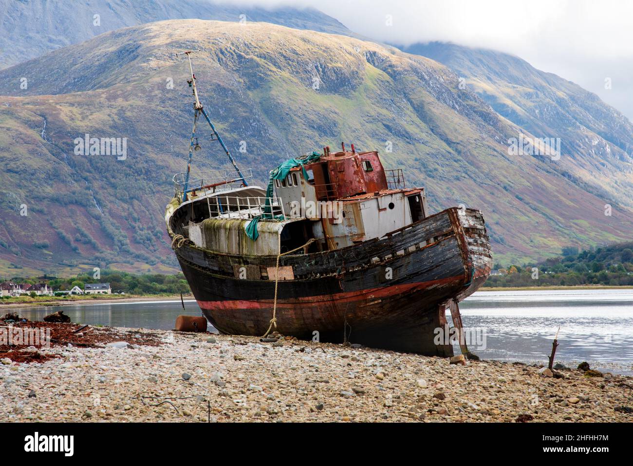 La vecchia barca da pesca sulla costa di Loch Linnhe vicino a Fort William , Highland scozzese, Regno Unito Foto Stock