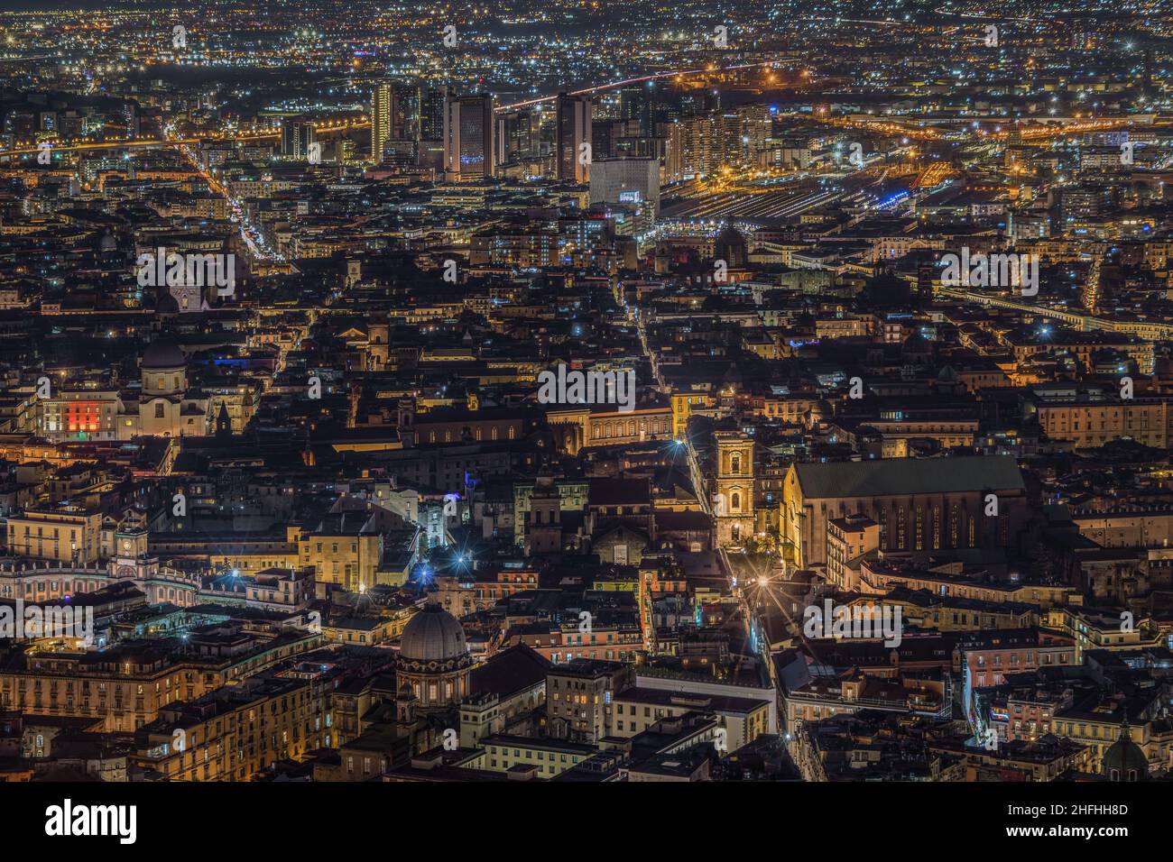 Splendida vista aerea del centro storico di Napoli di notte, regione Campania, Italia Foto Stock
