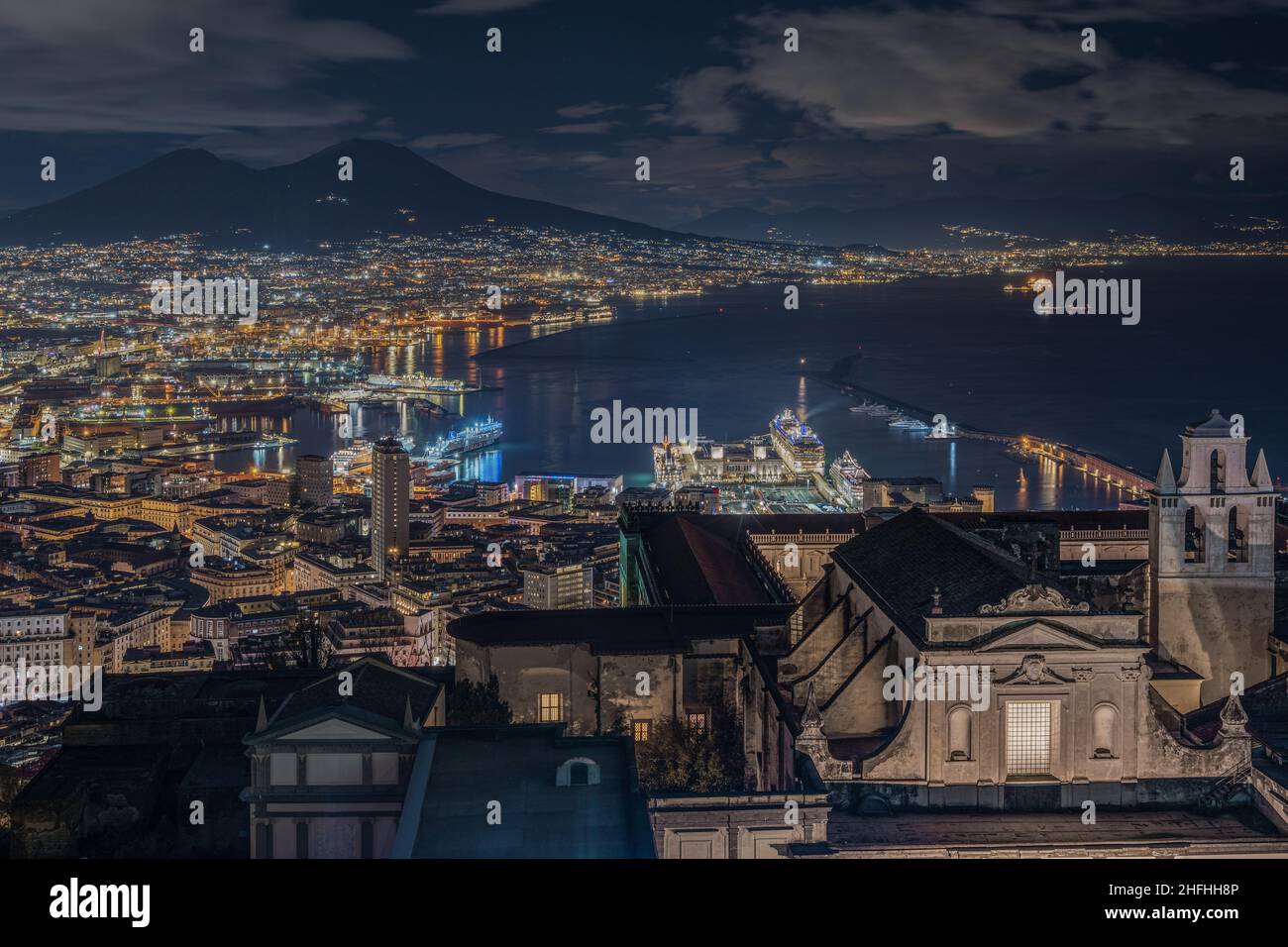 Incredibile paesaggio urbano notturno di Napoli e del Golfo visto dal Castello di Sant'Elmo, Italia Foto Stock