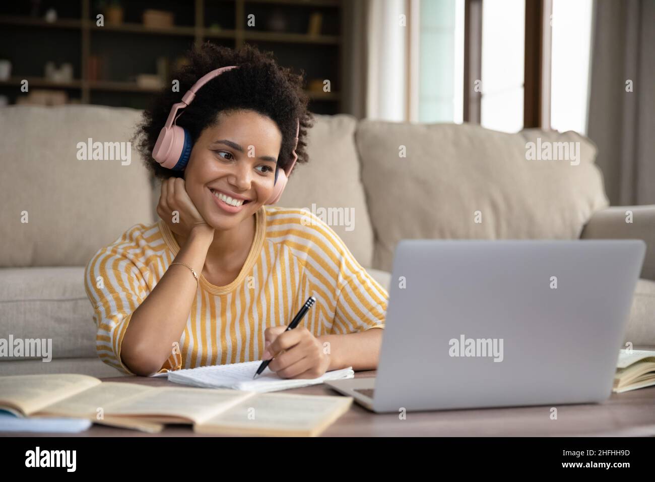 Felice giovane attrattiva afroamericana donna studiare lontanamente. Foto Stock